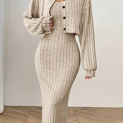 Կանացի աշնանային և ձմեռային հանդերձանք՝ երկու մասից բաղկացած հավաքածու՝ երկար թևքերով վերնաշապիկով, վերարկուով և կամիզոլ զգեստով։