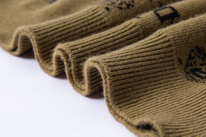 Աշնանային և ձմեռային նոր տղամարդու երկարաթև տրիկոտաժե վերնաշապիկ՝ կլոր օձիքով սվիտերի վրա դեկորատիվ նախշերով։ Այն առօրյա և ոճային հագուստ է, որը հիանալի համադրվում է տարբեր հագուստների հետ, կատարյալ է աշնանը ամենօրյա կրելու համար։