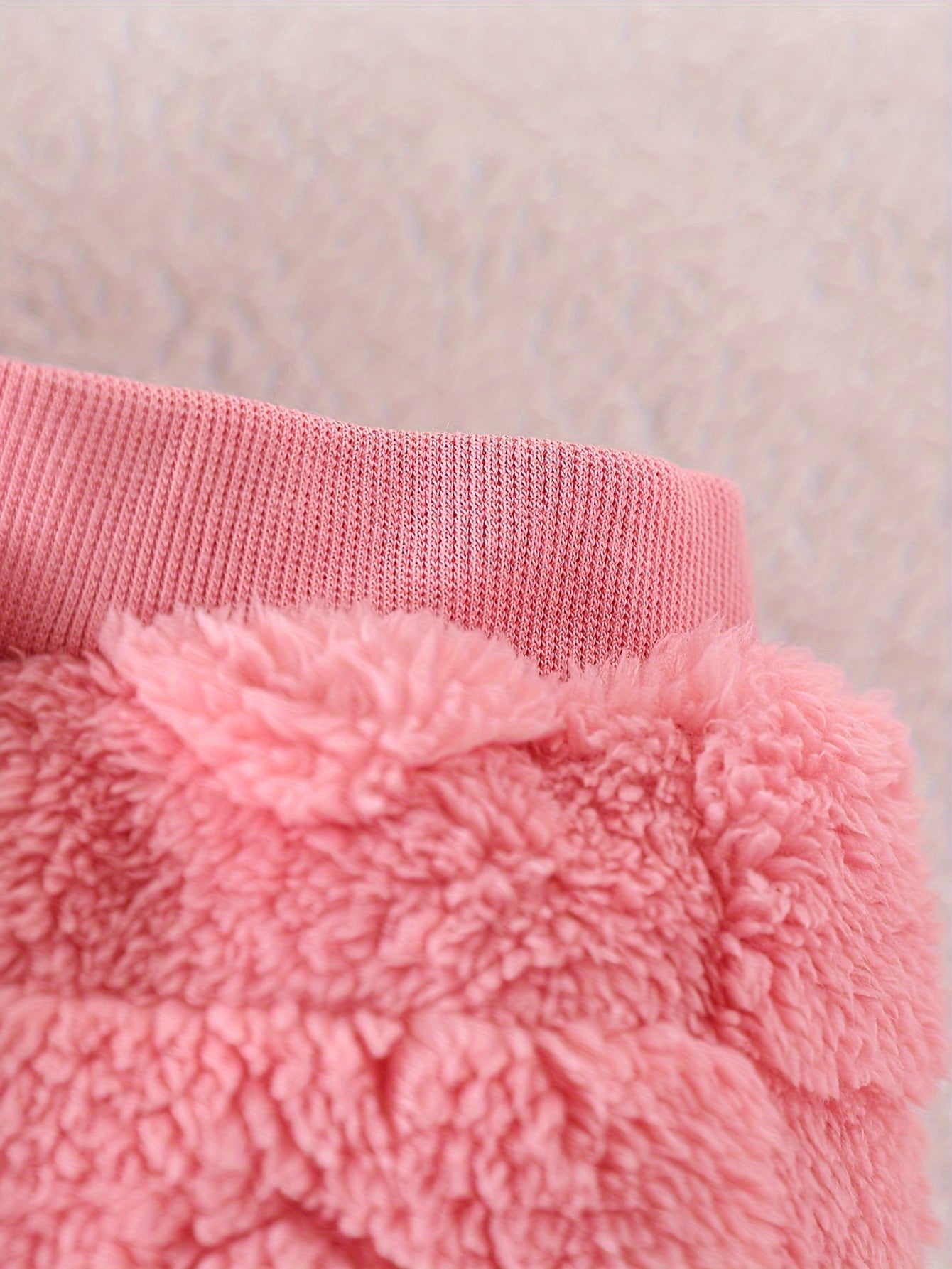 3 հատ աղջիկների համար նախատեսված մանկական նորաձև, առօրյա, ժակարդի սրտաձև փափուկ գլխարկով բաճկոն և սրտաձև ասեղնագործված փափուկ վերնաշապիկ և ժակարդի սրտաձև փափուկ լարով տաբատ՝ աշուն/ձմեռ, իդեալական է բացօթյա օգտագործման համար։