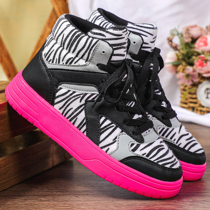 Կանացի ձմեռային զեբրա նախշով արշավային կոշիկներ - միջին բարձրության, կլոր քթով, PU ծածկույթանման հյուսվածքով, փափուկ, հարմարավետ, կապերով, կոճի աջակցությամբ, վարդագույն ներբանով և ոտնաթաթի կամարի աջակցությամբ: