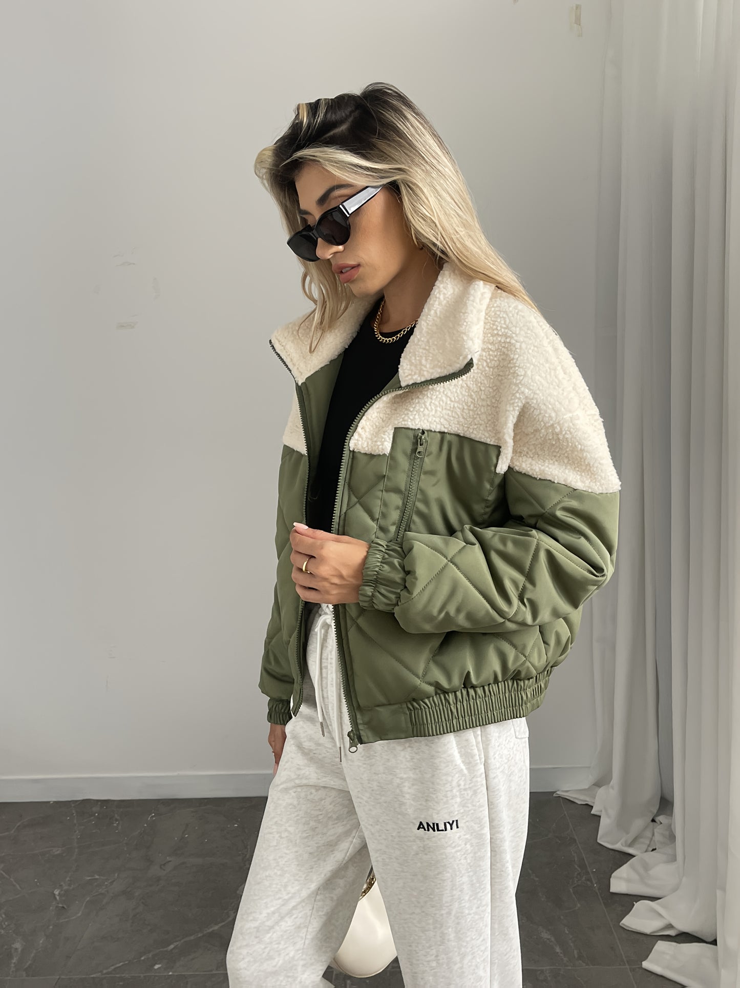 Women'S Elegant Color Block Zip-Up Jacket - Long Sleeve Stand Collar Warm Coat with Beige & Black Patchwork, Regular Fit Autumn Winter Outerwear, Casual Chic Layering Piece, Winter Jacket, Seasonal Fashion, Durable Fabric, St