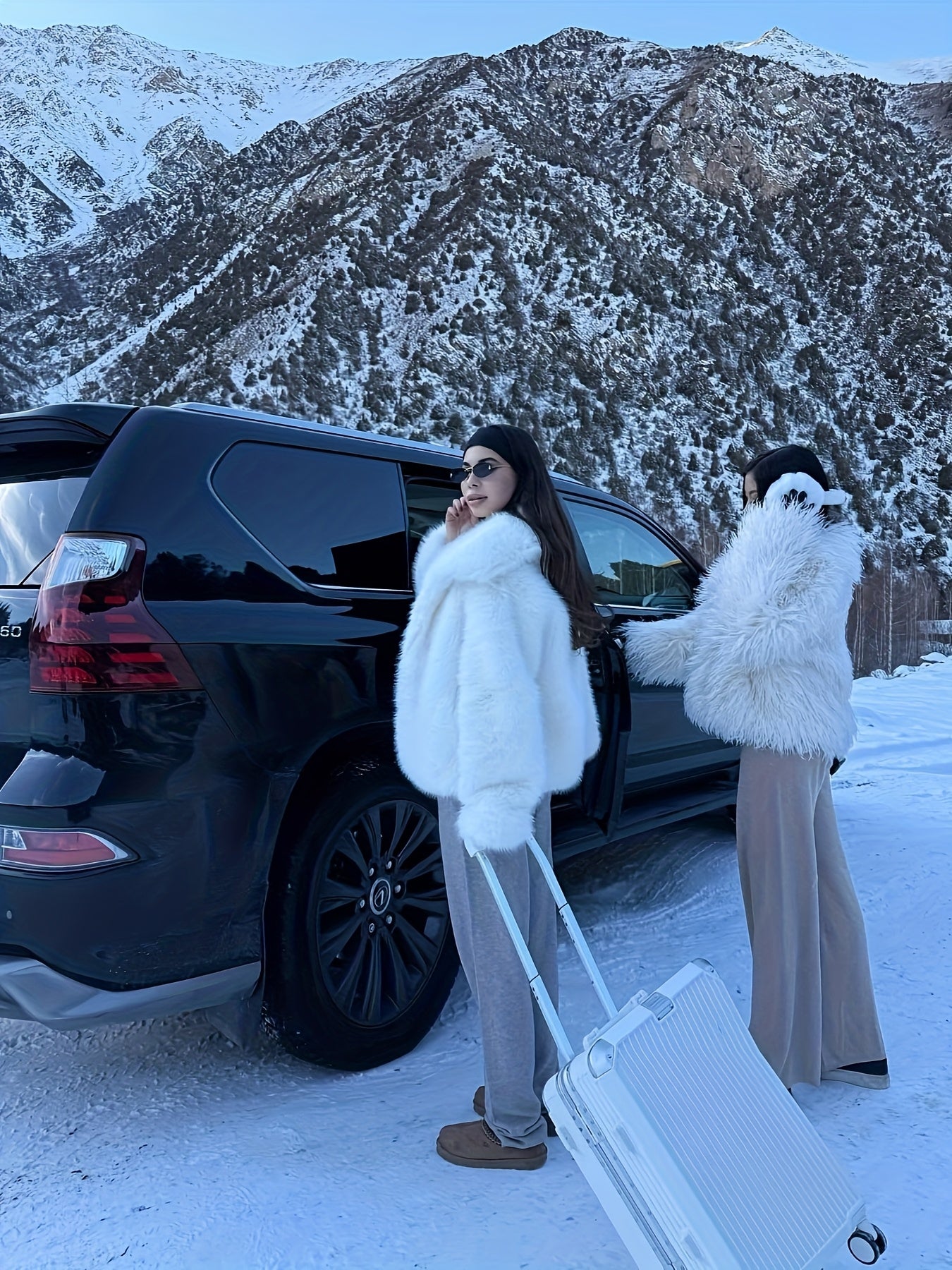 Կանացի էլեգանտ սպիտակ արհեստական ​​մորթուց վերարկու՝ կարճ երկարության ձմեռային բաճկոն՝ V-աձև դեկոլտեով և օձիքով, լվացքի մեքենայով լվացվող՝ նման վերնաշապիկի, բոլոր եղանակների կարճ վերարկու՝ երեկույթների կամ առօրյա հագուստի համար (առանց մեծ չափսերի)