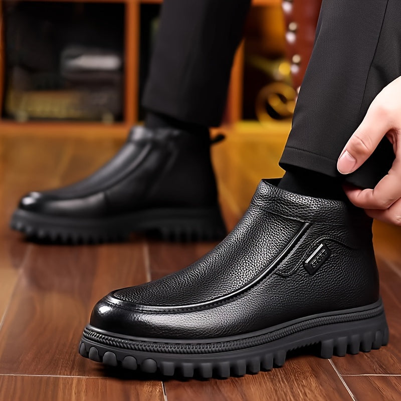 Տղամարդկանց ձմեռային ձնագնացքներ, կոճի բարձրությամբ, փափուկ ներդիրով՝ ջերմության համար, հարմարավետ սլիպ-օն դիզայն, դիմացկուն PU վերնամաս և PVC ներբան, իդեալական է բացօթյա գործունեության և ամենօրյա կրման համար: