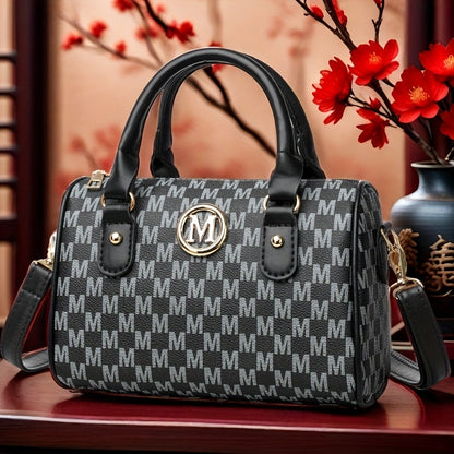 Նոր MINI կանացի նորաձև ուսապարկը՝ դասական մոնոգրամայով և ոսկեգույն «M» լոգոտիպով։ Այն կարող է կրվել խաչաձև և ունի անջատվող ուսային գոտի, ինչը այն հարմար է դարձնում ամենօրյա զբոսանքների, աշխատանքի, ճանապարհորդության և երեկույթների համար։