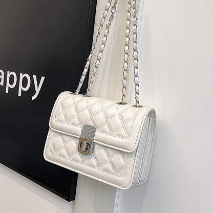 Օրհնություն ուղևորների համար։ Տարողունակ դիզայնը կարող է միաժամանակ տեղավորել ձեր հեռախոսը, շրթներկը, բանալիները և քարտապանը։ Կատարյալ լրացնում է և՛ վերարկուները, և՛ զգեստները՝ ստեղծելով կատարյալ ոճային տեսք։