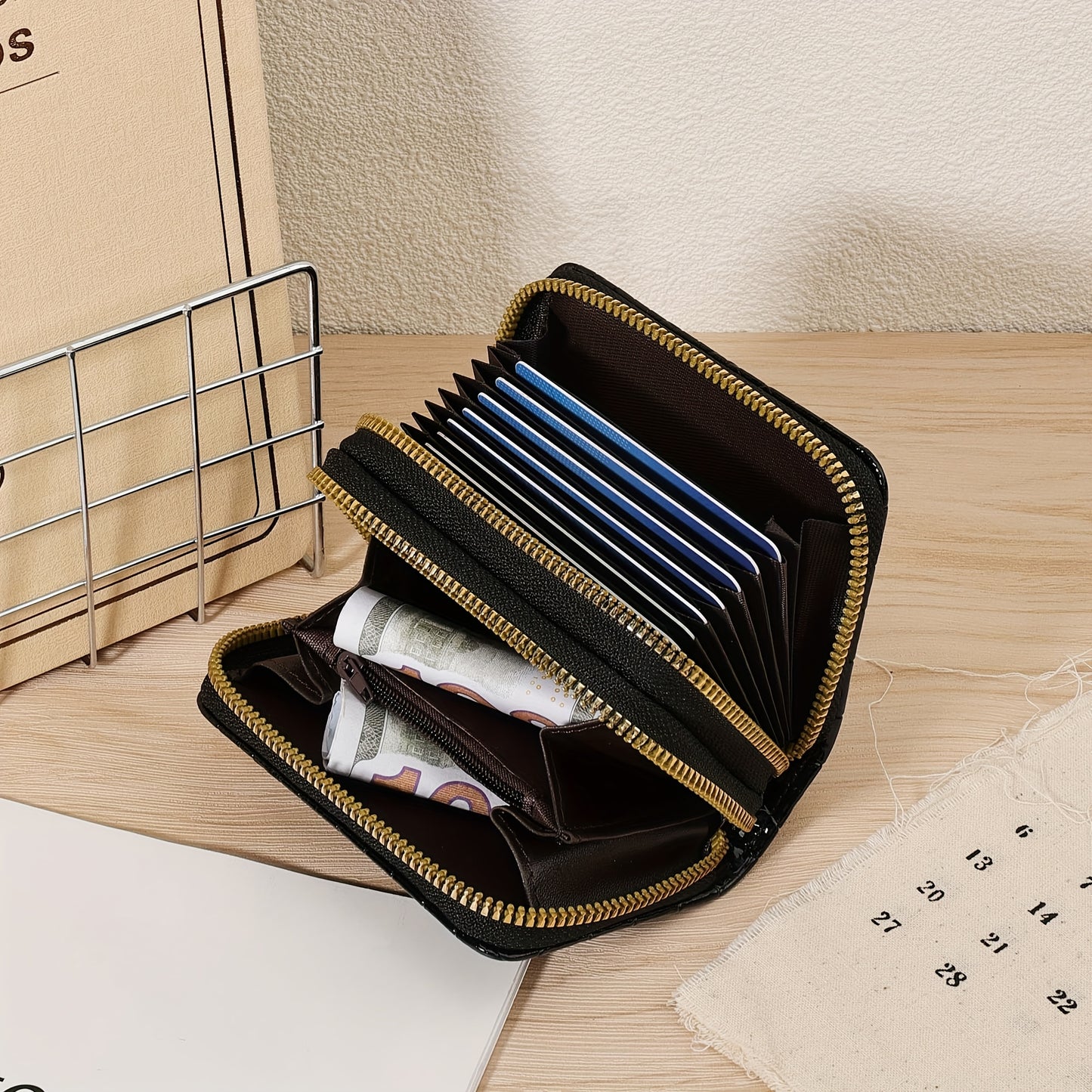 Minimalist Women'S Short Wallet Featuring a Double Zipper Design, with a Crocodile A-Z Letter Pattern. This Stylish Handbag Also Serves As a Fashionable Coin Wallet, Perfect for Travel, Back-To-School, Or Parties.