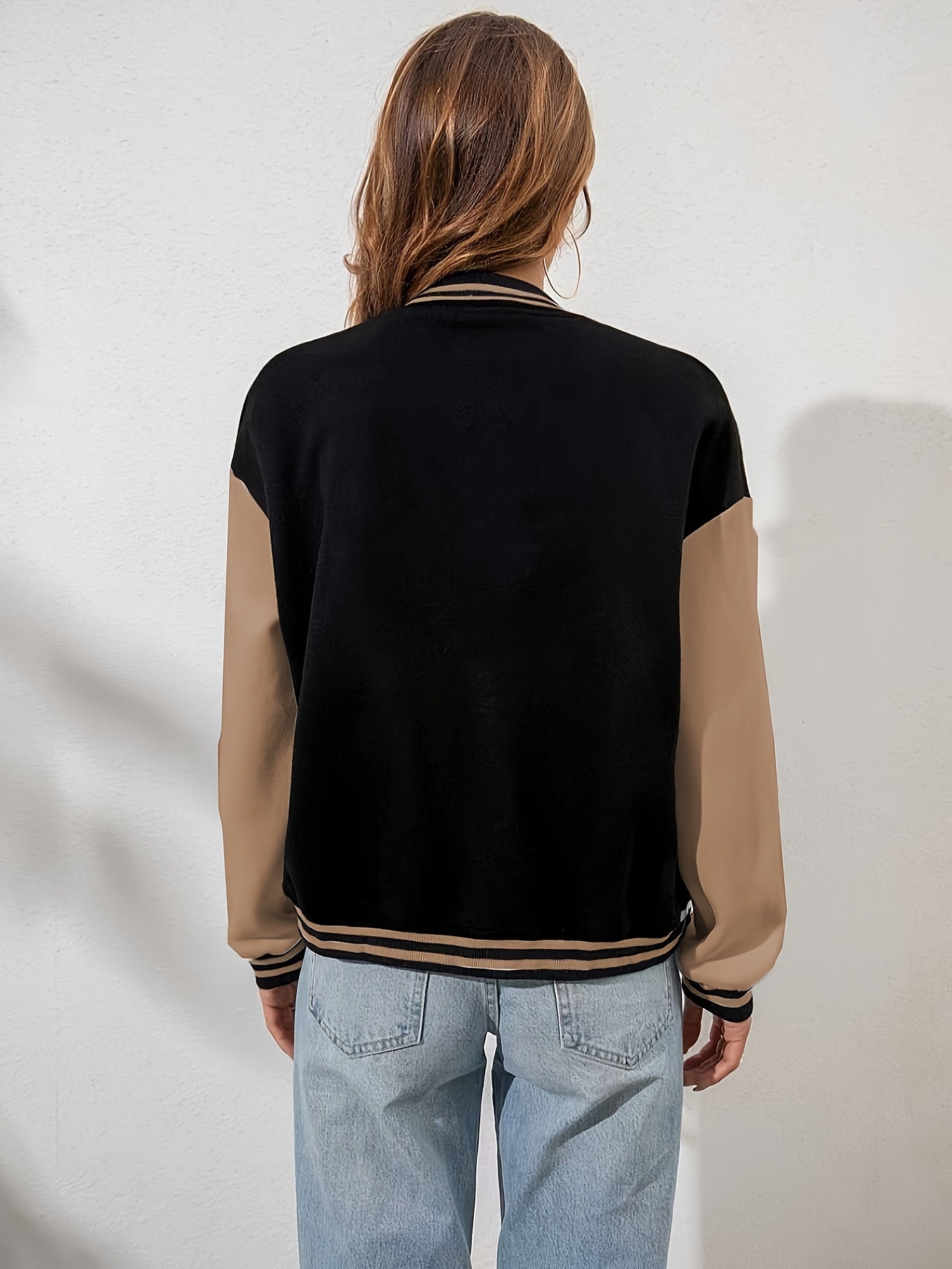 Կանացի առօրյա երկարաթև բեյսբոլի բաճկոն «A» տառի դետալով - սև և բեժ երկգույն դիզայն, կոճակներով առջևի մաս, գրպաններ, աշուն/ձմեռ նորաձև վերնազգեստ, աշուն-ձմեռ հագուստ | կոճակներով բաճկոն | ֆունկցիոնալ գրպաններ