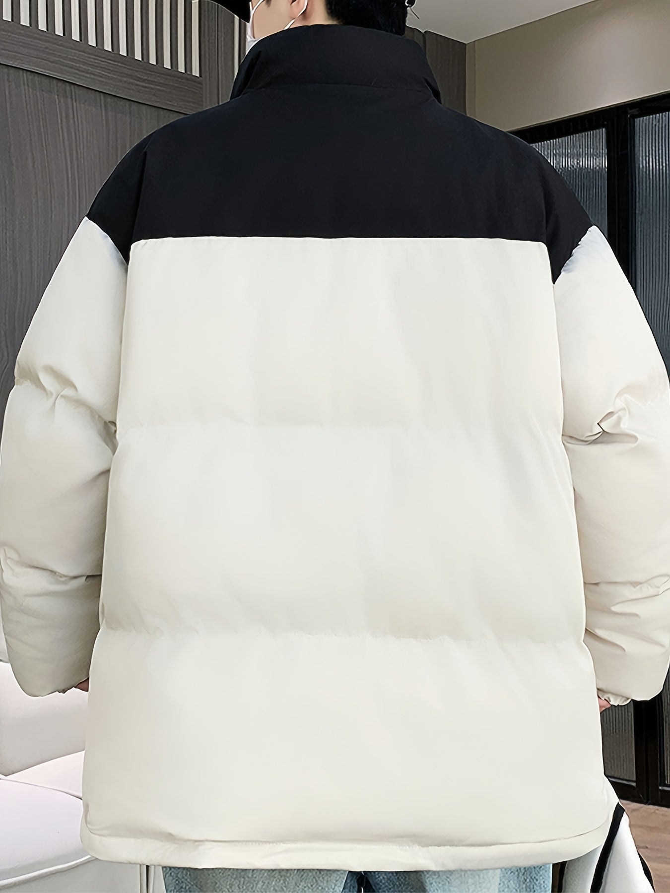 Տղամարդու ձմեռային գունային բլոկներով բաճկոն՝ կանգնած օձիքով - սև և առօրյա տաք վերարկու՝ բացօթյա օգտագործման համար, պոլիեսթերով լցված կայծակաճարմանդ առջևի մասով, սովորական չափսի՝ ցուրտ եղանակի համար, չձգվող գործվածք