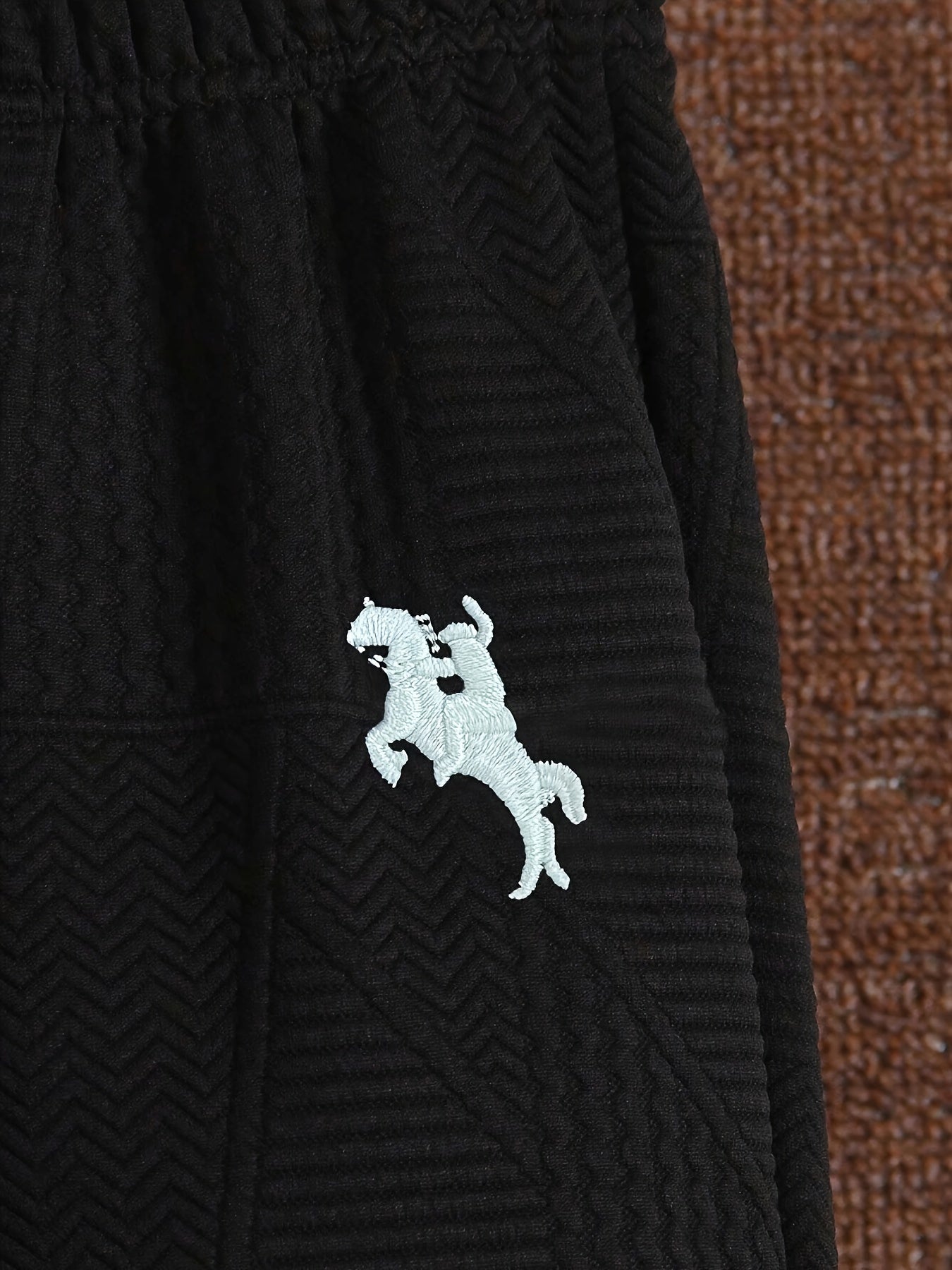 2 հատ տղաների համար նախատեսված առօրյա հագուստի հավաքածու, երկար թևքերով գլխարկով բաճկոն՝ ասեղնագործությամբ և կայծակաճարմանդով, երկրաչափական նախշերով տրիկոտաժե տաբատ, պոլիեսթերից և սպանդեքսի աստառով, սովորական չափսի՝ աշուն/ձմեռ, բացօթյա օգտագործման համար