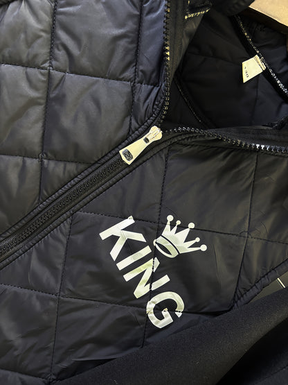 3 հատ տղաների ձմեռային ջերմային հագուստի ամբողջական հավաքածու՝ հաստ կայծակաճարմանդով բաճկոն, գլխարկով սվիտեր և կայծակաճարմանդով տաբատ՝ KING լոգոտիպով (սև) - ազատ չափի սառը եղանակի հագուստ, լվացվող մեքենայով, իդեալական է բացօթյա օգտագործման համար