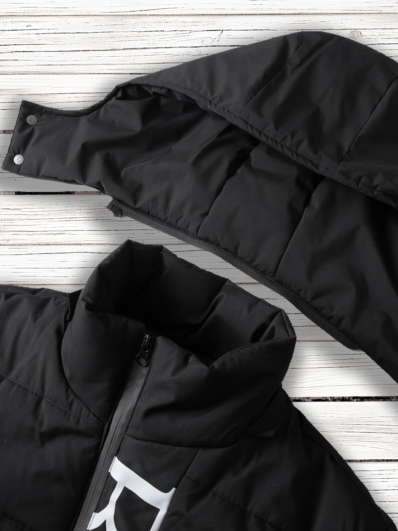 Կանացի առօրյա գլխարկով բաճկոն՝ համարձակ տառային նախշերով, հարմարավետ ձմեռային քամուց պաշտպանող վերարկու, 100% պոլիեսթերից կայծակաճարմանդով գրպաններով միջին երկարության բաճկոն, լվացքի մեքենայով լվացվող սառը եղանակի հագուստ - կատարյալ նվեր նրա համար