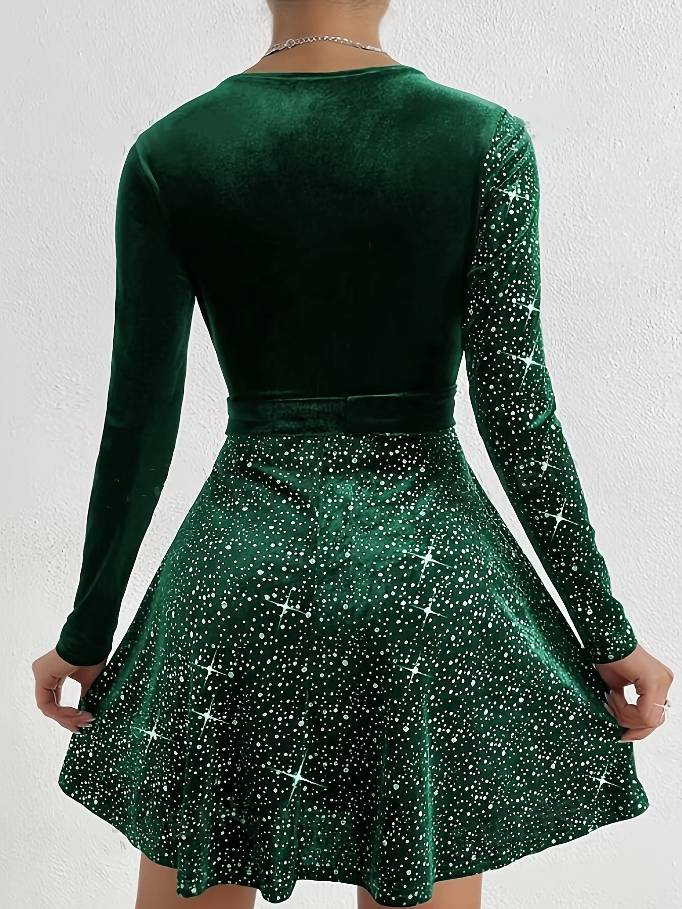 Կանացի էլեգանտ թավշյա զգեստ՝ խաչաձև վզնոցով և գոտիով - երկար թևքերով, սև՝ փայլուն աստղերով, պոլիեսթերի խառնուրդով, լվացվող մեքենայով, իդեալական է առօրյա կամ երեկոյան հագուստի համար