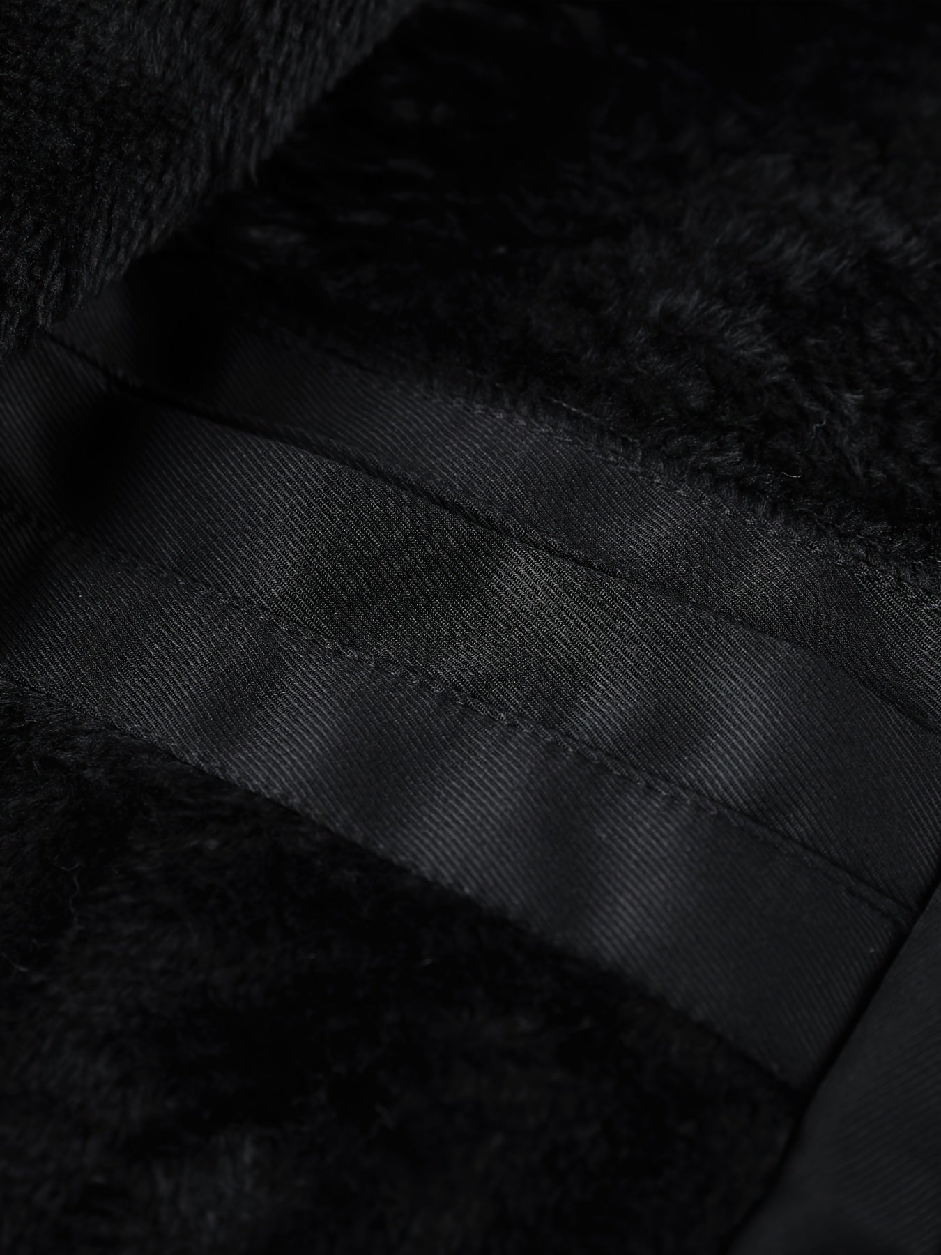 Տղամարդու ծանր ձմեռային բաճկոն՝ ջերմամեկուսացված ցուրտ եղանակի համար՝ ամբողջական կայծակաճարմանդով, գլխարկով, քամուց պաշտպանող վերնազգեստ, բազմաթիվ գրպաններ՝ ձիթապտղի կանաչ։ Տակտիկական դիզայն՝ բացօթյա, ճանապարհորդության, ամենօրյա օգտագործման համար։ Չձգվող։