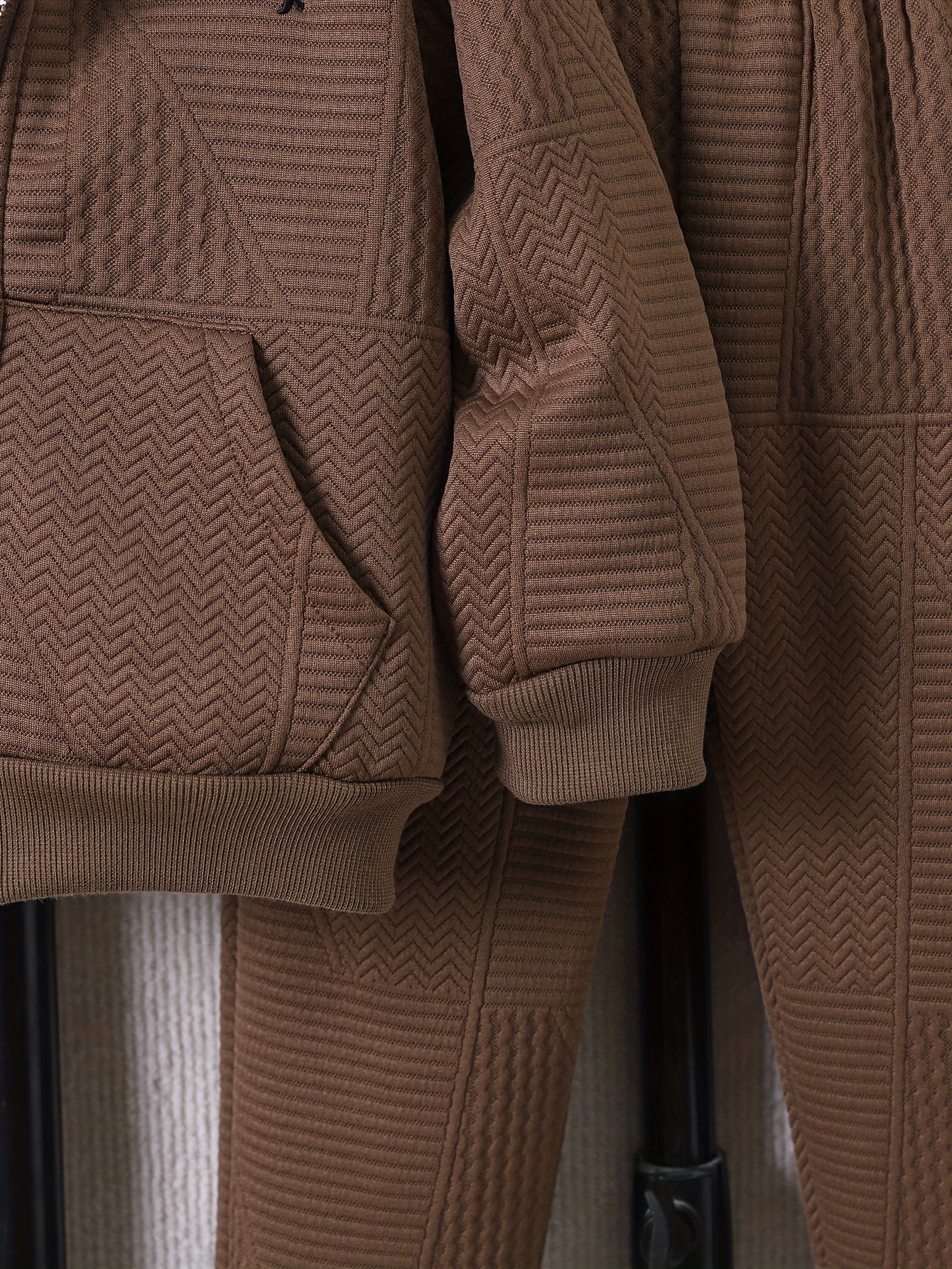 2 հատ տղաների համար նախատեսված առօրյա հագուստի հավաքածու, երկար թևքերով գլխարկով բաճկոն՝ ասեղնագործությամբ և կայծակաճարմանդով, երկրաչափական նախշերով տրիկոտաժե տաբատ, պոլիեսթերից և սպանդեքսի աստառով, սովորական չափսի՝ աշուն/ձմեռ, բացօթյա օգտագործման համար