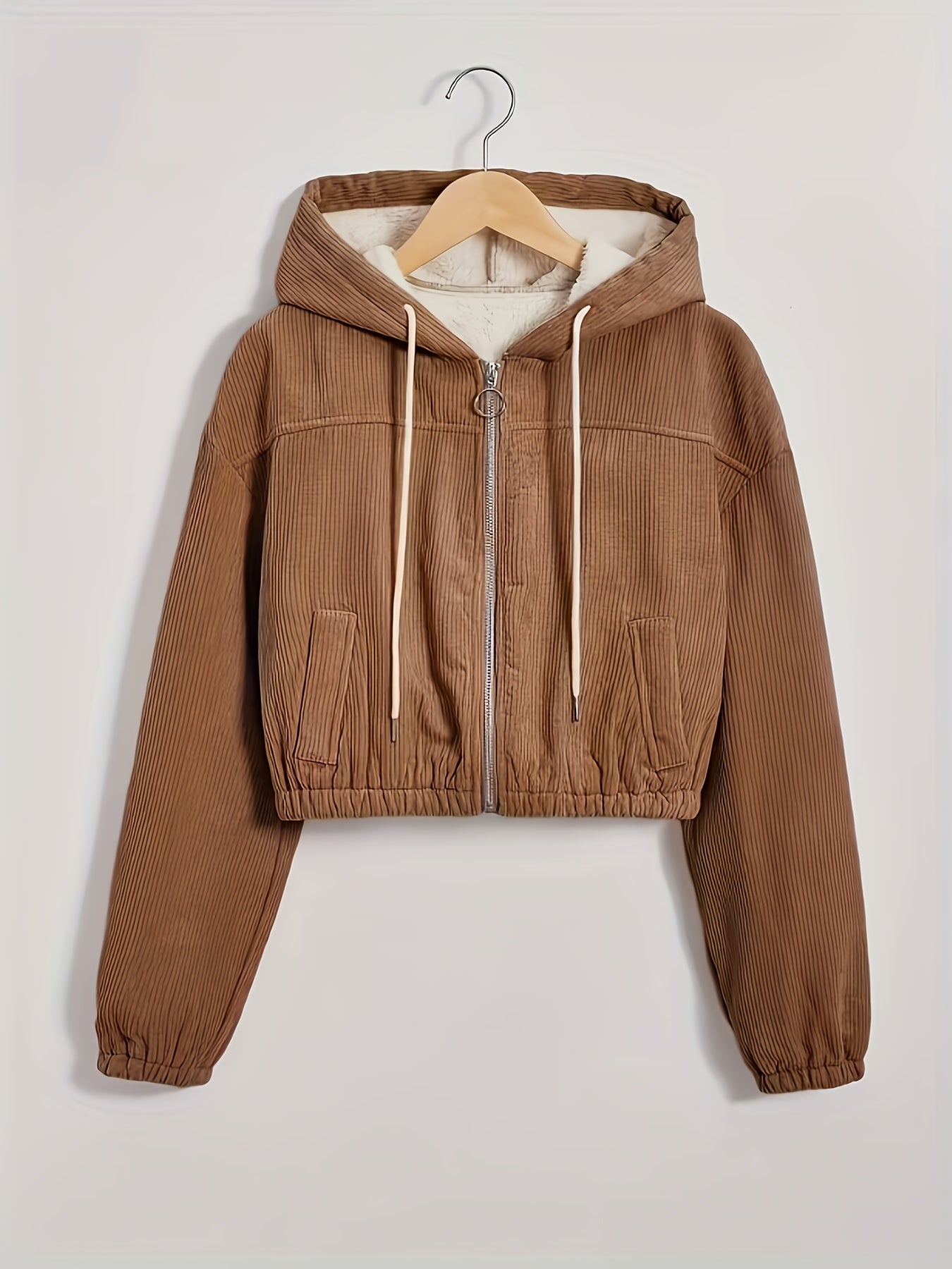 Կանացի սև գլխարկով բաճկոն՝ բրդյա աստառով - Ձմեռային վերարկու՝ ամբողջական կայծակաճարմանդով, առջևի ամբողջական կայծակաճարմանդով փակվող, կայծակաճարմանդով գրպաններ, լվացքի մեքենայով լվացվող արտաքին պատյան