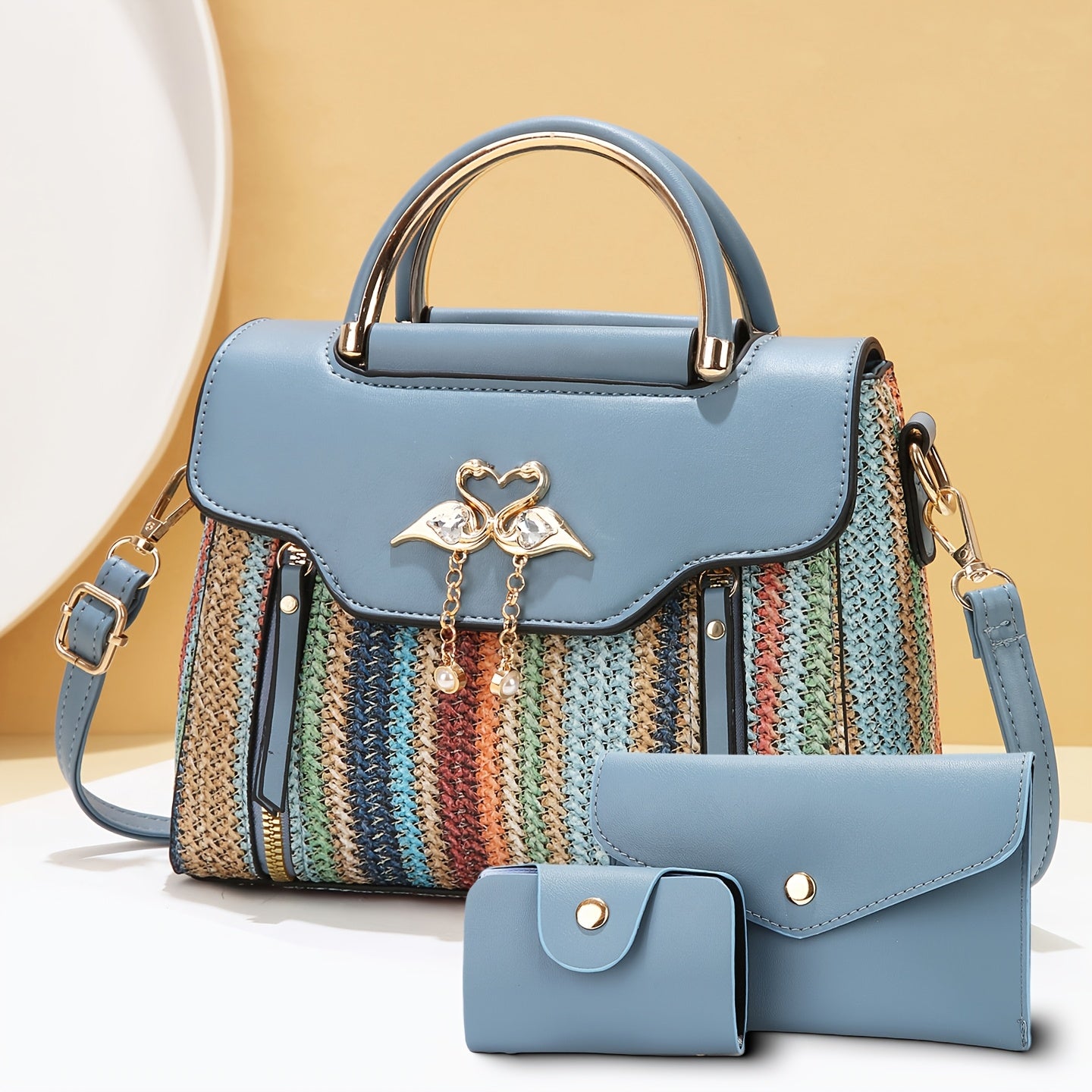 Կանացի պայուսակների հավաքածու՝ երեք հատից բաղկացած. տպագիր ուսի պայուսակներ, ոճային ձեռքի պայուսակներ և բազմակողմանի ուսապարկեր՝ մարմնին կպցնելու համար