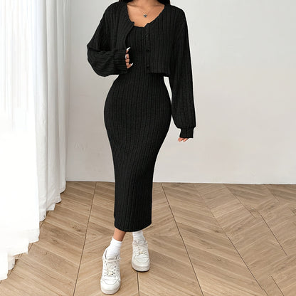 Կանացի աշնանային և ձմեռային հանդերձանք՝ երկու մասից բաղկացած հավաքածու՝ երկար թևքերով վերնաշապիկով, վերարկուով և կամիզոլ զգեստով։