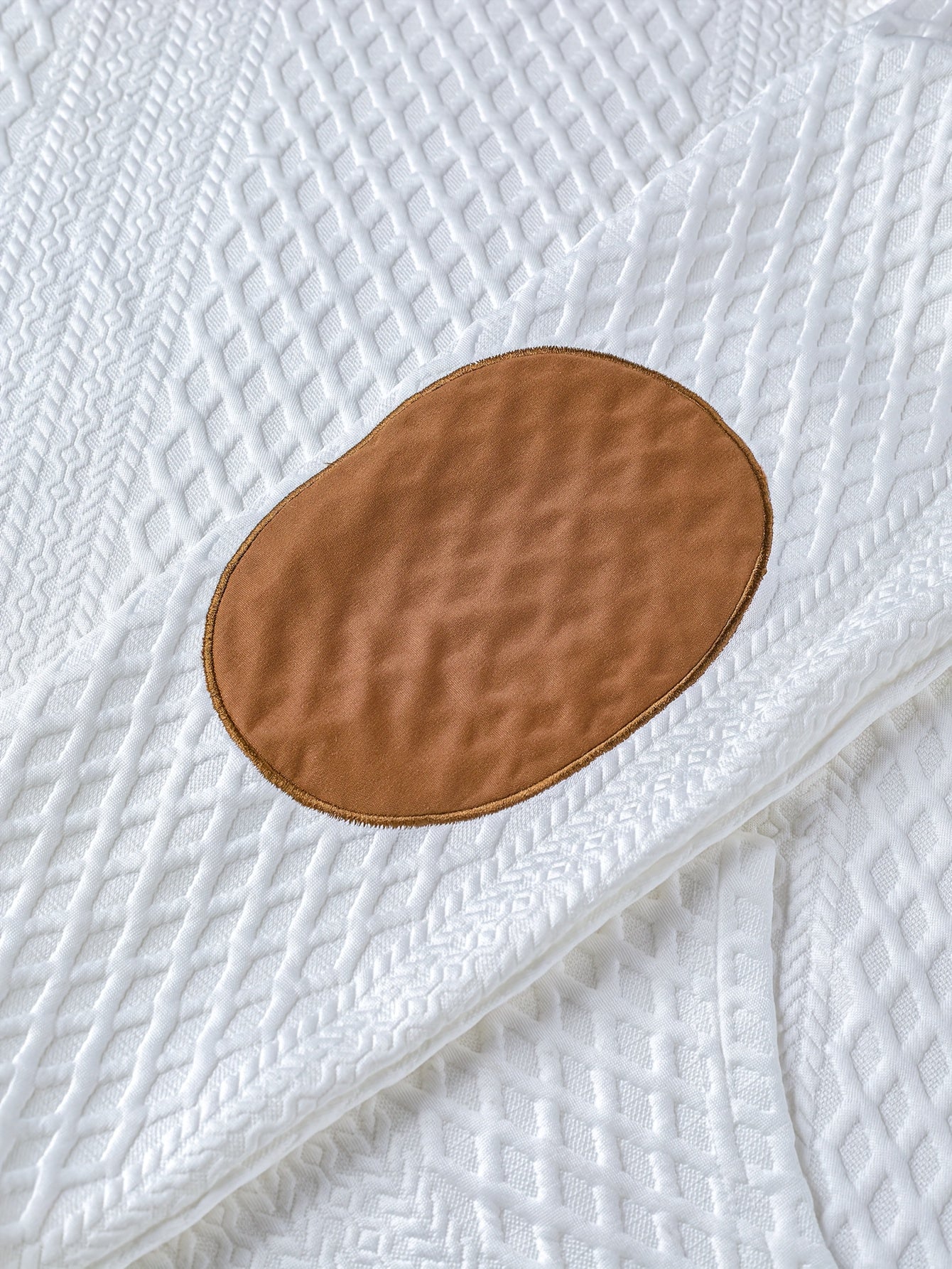 Տղամարդկանց նորաձև վերնաշապիկ աշնանային և ձմեռային օգտագործման համար, արտաքին օգտագործման համար նախատեսված առօրյա հյուսվածքային գործվածքով, գլխարկով, գույները համադրող դիզայնով, երկար թևքերով և գրպաններով, ոճավորված որպես տղամարդու Henley վերնաշապիկ։