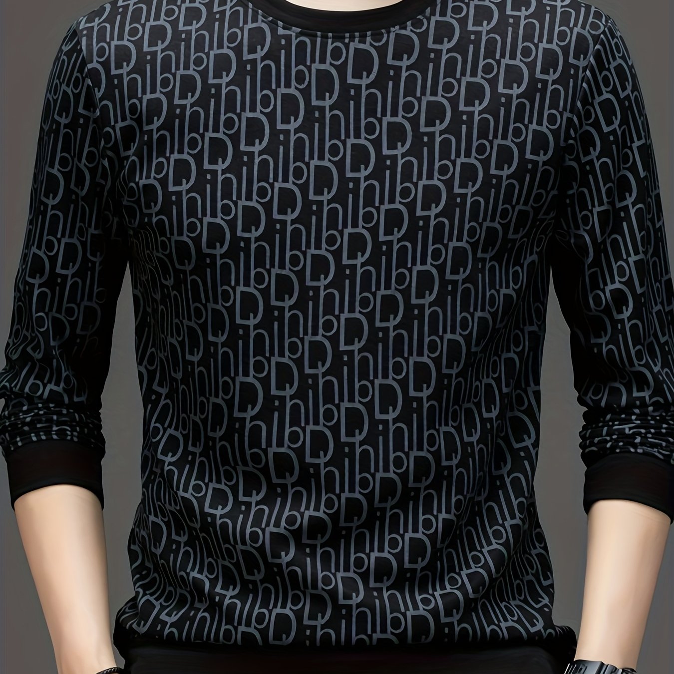 Կլոր վզնոցը հարմար է սպորտային և առօրյա հագուստի համար, առանձնանում է ոճային դեկորատիվ նախշերով: Այս երկարաթև սվիտերը կատարյալ է զբոսանքների համար, պատրաստված է փափուկ, ձգվող և հարմարավետ գործվածքից, ինչը այն դարձնում է իդեալական նվեր Y-ի համար: