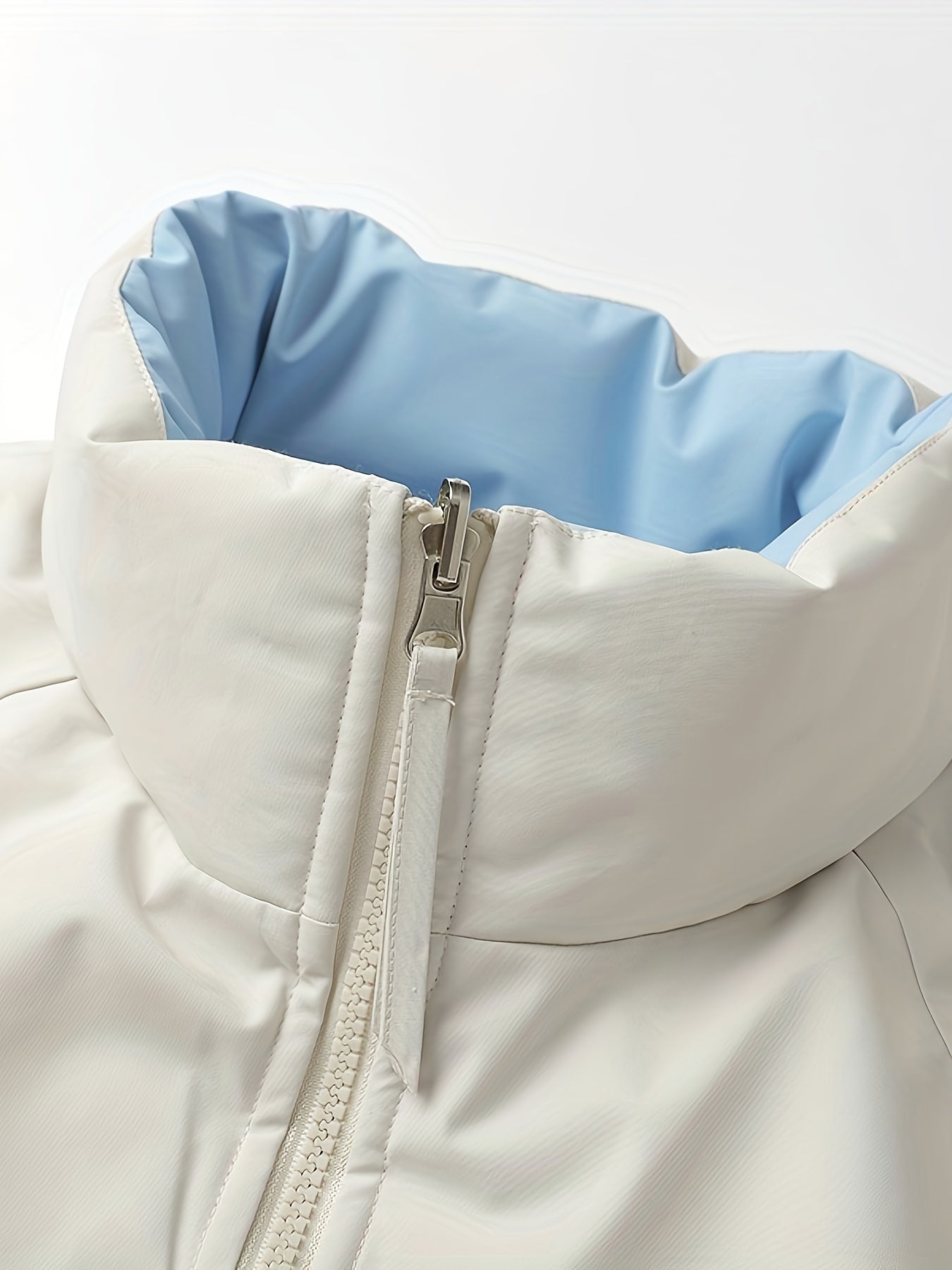 Տղամարդու երկկողմանի ձմեռային բաճկոն՝ հաստացված, կանգուն օձիքով, կայծակաճարմանդով և «MADEASURABLE» և «I CONUT» գրությամբ, սև և սպիտակ, սովորական չափսի՝ աշնանային և ձմռան համար, աշնանային վերնազգեստ, համարձակ գրություն, դիմացկուն գործվածք