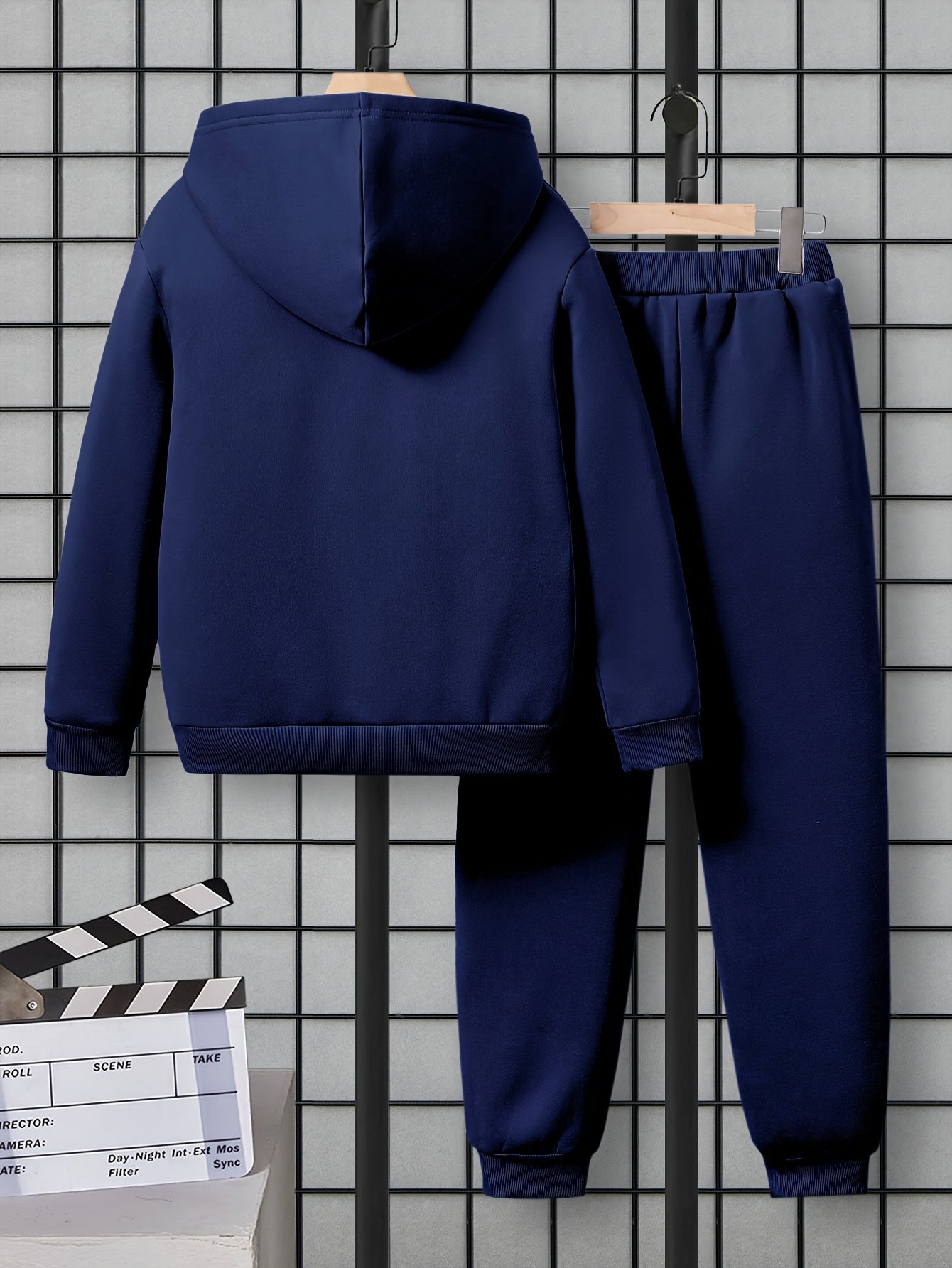 Տղաների համար նորաձև, բրդյա աստառով, գլխարկով, տաք, երկար թևքերով սվիտեր՝ գեղատեսիլ նախշերով + ուղիղ ոտքով, հարմարավետ, ազատ տաբատ, ձմեռային զբոսանքի երկու կտորանոց հավաքածու, իդեալական է բացօթյա զբոսանքների համար։