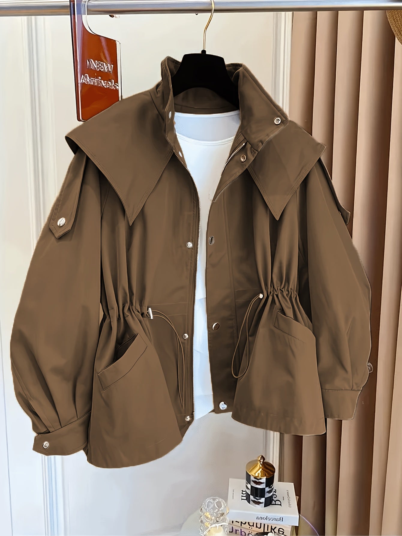 Կանացի միագույն պոլիեսթերային վերարկու՝ լարով գոտկատեղի, օձիքի և կրծքավանդակի գրպաններով - Գարնանային և աշնանային նորաձևություն, հարմարավետ, չձգվող գործվածք, ամենօրյա վերնազգեստ | Դասական երկար թևքեր | Չձգվող նյութ