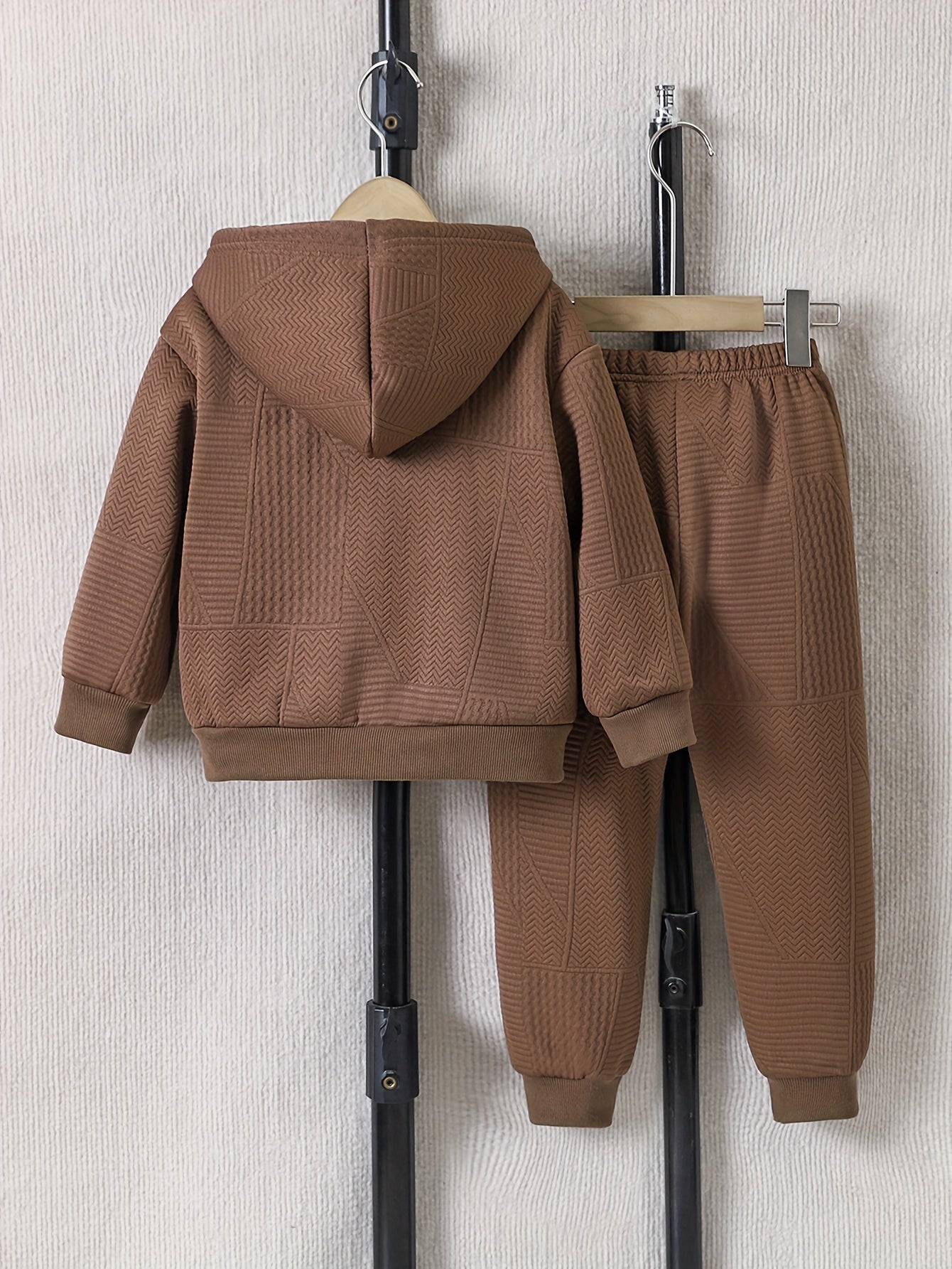 2 հատ տղաների համար նախատեսված առօրյա հագուստի հավաքածու, երկար թևքերով գլխարկով բաճկոն՝ ասեղնագործությամբ և կայծակաճարմանդով, երկրաչափական նախշերով տրիկոտաժե տաբատ, պոլիեսթերից և սպանդեքսի աստառով, սովորական չափսի՝ աշուն/ձմեռ, բացօթյա օգտագործման համար