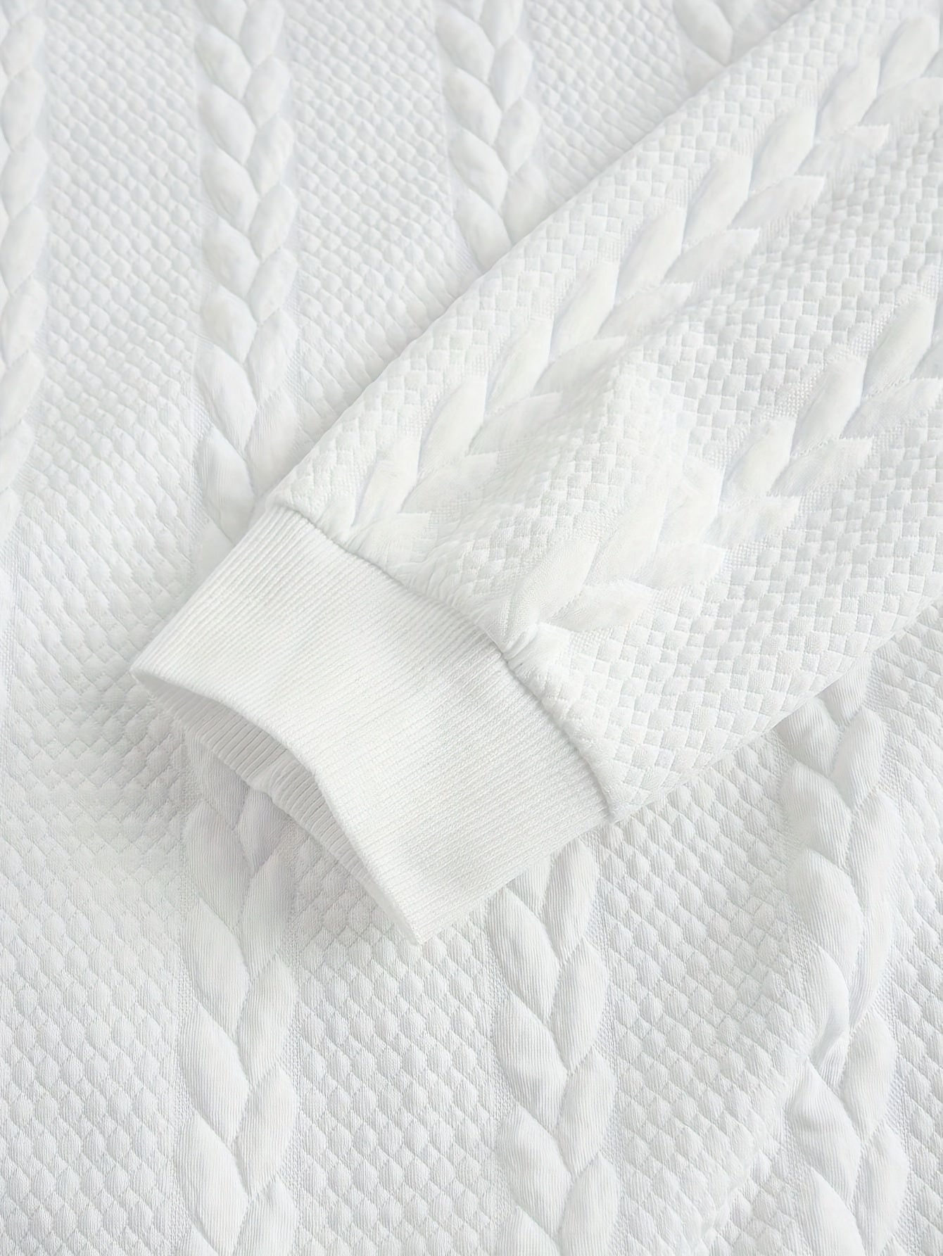 Տղամարդու գարնանային և աշնանային բարձր օձիքով միագույն, հեշտ ամրացվող, կողային կտորից վերնաշապիկ, պատրաստված հարմարավետ և մաշկի համար անվտանգ նյութից, կատարյալ է ինչպես առօրյա զբոսանքների, այնպես էլ աշնանային և ձմեռային սեզոնների ամենօրյա կրելու համար։