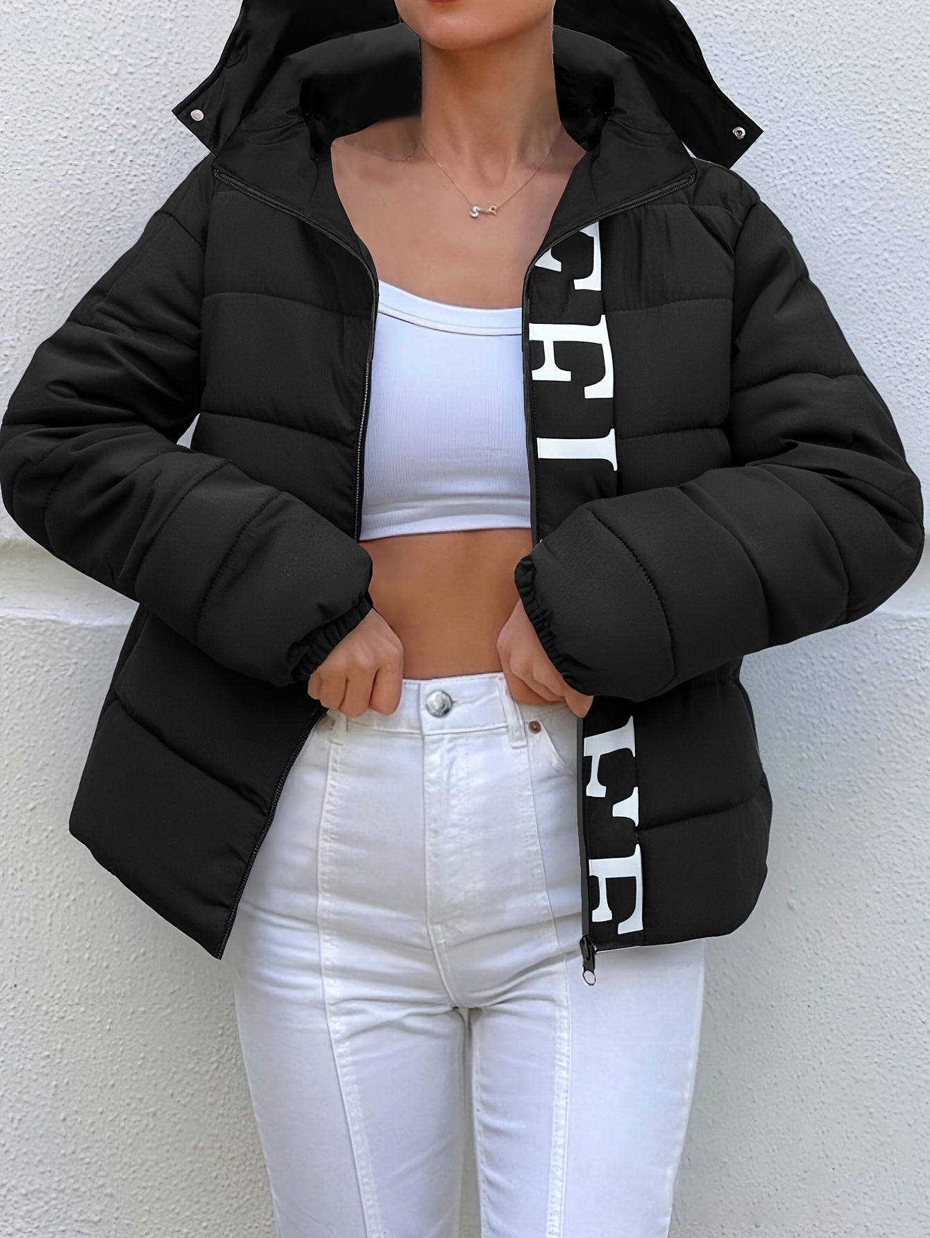 Կանացի առօրյա գլխարկով բաճկոն՝ համարձակ տառային նախշերով, հարմարավետ ձմեռային քամուց պաշտպանող վերարկու, 100% պոլիեսթերից կայծակաճարմանդով գրպաններով միջին երկարության բաճկոն, լվացքի մեքենայով լվացվող սառը եղանակի հագուստ - կատարյալ նվեր նրա համար