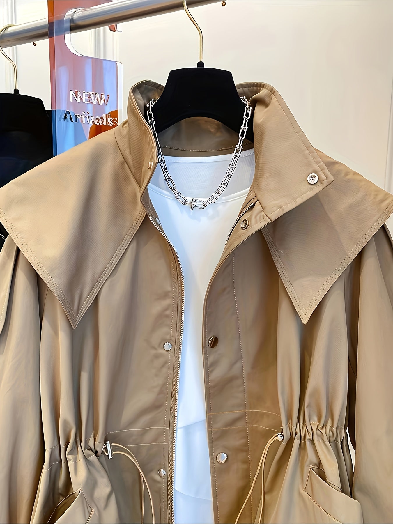 Կանացի միագույն պոլիեսթերային վերարկու՝ լարով գոտկատեղի, օձիքի և կրծքավանդակի գրպաններով - Գարնանային և աշնանային նորաձևություն, հարմարավետ, չձգվող գործվածք, ամենօրյա վերնազգեստ | Դասական երկար թևքեր | Չձգվող նյութ