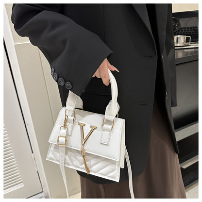 Նորաձև շղթայական պայուսակներ կանանց համար, գարուն-ամառ 2024 թվականի նոր հավաքածու, բարձրակարգ ռելիեֆային դիզայնով, հարմար է ուսերին, ձեռքին և խաչաձև կրելու համար, ոճային ծոպավոր կախազարդերով։