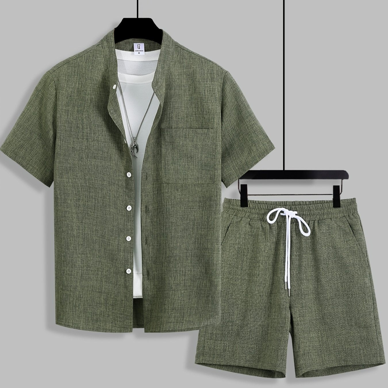 Տղամարդկանց ամառային հանդերձանք՝ միաձույլ գույնի կարճաթև կոճակով վերնաշապիկով, կանգառի օձիքով, կողային գրպաններով և սովորական շորտեր, կատարյալ տնային հագուստի համար: