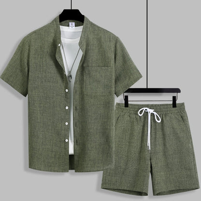 Տղամարդկանց ամառային հանդերձանք՝ միաձույլ գույնի կարճաթև կոճակով վերնաշապիկով, կանգառի օձիքով, կողային գրպաններով և սովորական շորտեր, կատարյալ տնային հագուստի համար: