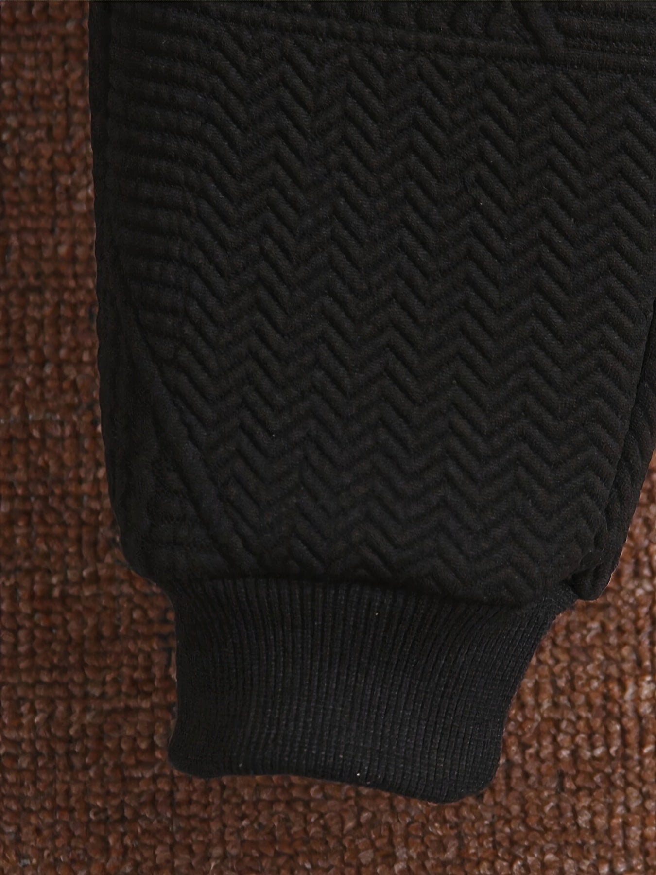 2 հատ տղաների համար նախատեսված առօրյա հագուստի հավաքածու, երկար թևքերով գլխարկով բաճկոն՝ ասեղնագործությամբ և կայծակաճարմանդով, երկրաչափական նախշերով տրիկոտաժե տաբատ, պոլիեսթերից և սպանդեքսի աստառով, սովորական չափսի՝ աշուն/ձմեռ, բացօթյա օգտագործման համար