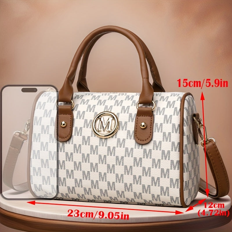 Նոր MINI կանացի նորաձև ուսապարկը՝ դասական մոնոգրամայով և ոսկեգույն «M» լոգոտիպով։ Այն կարող է կրվել խաչաձև և ունի անջատվող ուսային գոտի, ինչը այն հարմար է դարձնում ամենօրյա զբոսանքների, աշխատանքի, ճանապարհորդության և երեկույթների համար։