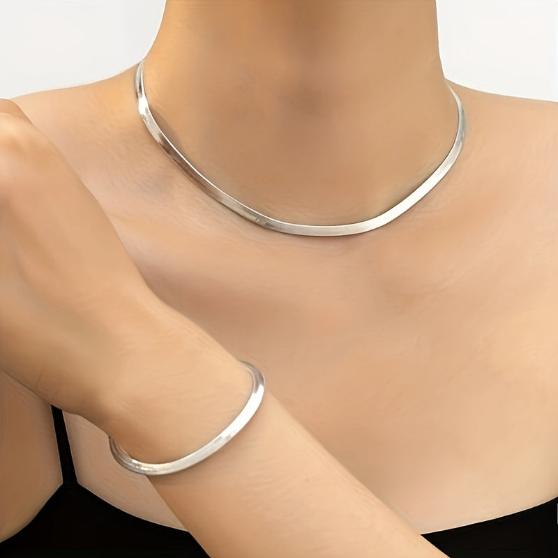 Set Of 2 Fashionable Classic Simple Flat Snake Bone Chain, Ladies' Unique Snake Bone Chain Necklace And Bracelet Set.