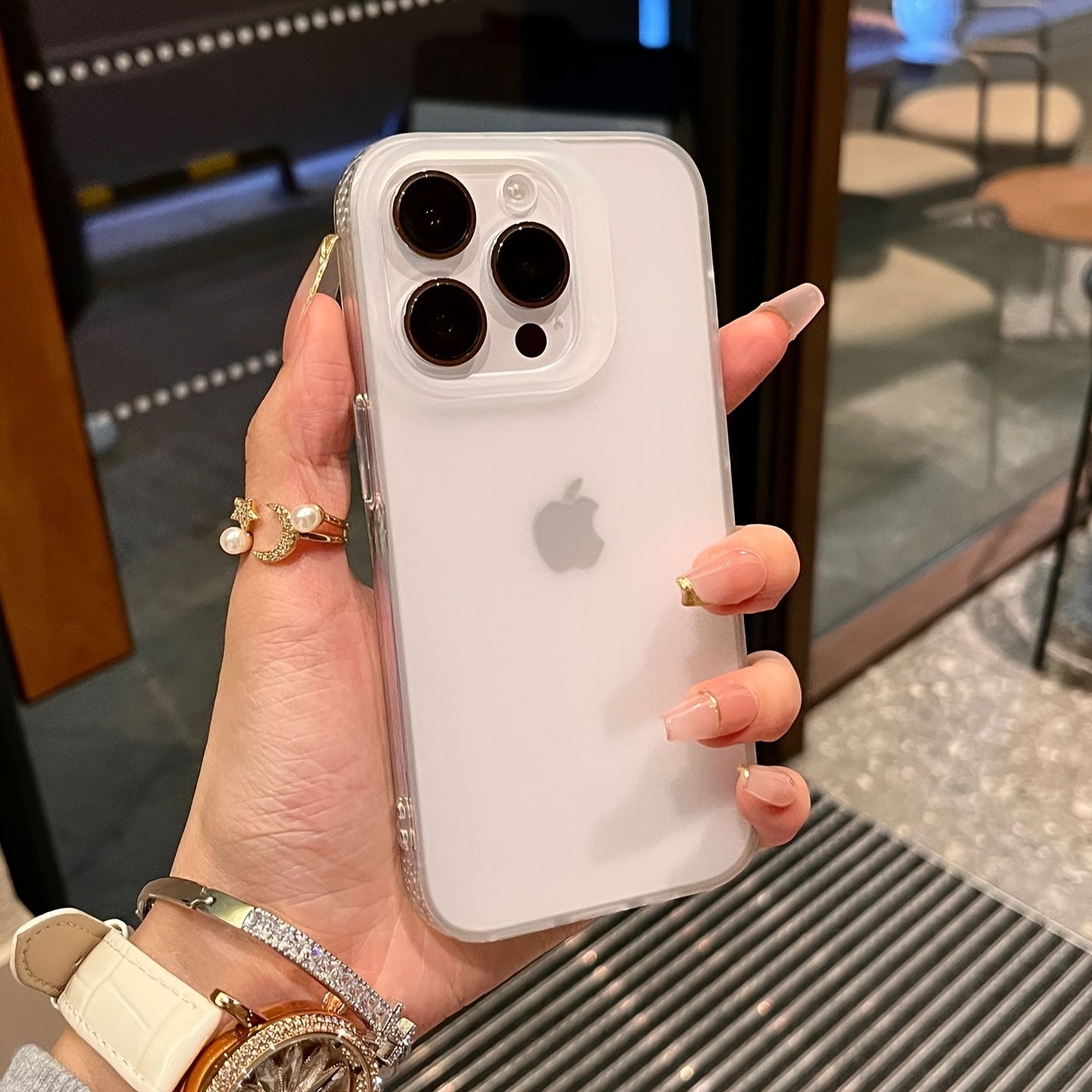 Անփայլ թափանցիկ պատյան, որը նախատեսված է Iphone մոդելների 16, 15, 14, 13, 12, և 11 Pro Max-ի համար, որն առաջարկում է հարվածից դիմադրություն և տեսախցիկի պաշտպանություն, հարմար է Iphone 14, 15 և 16 Plus-ի համար: