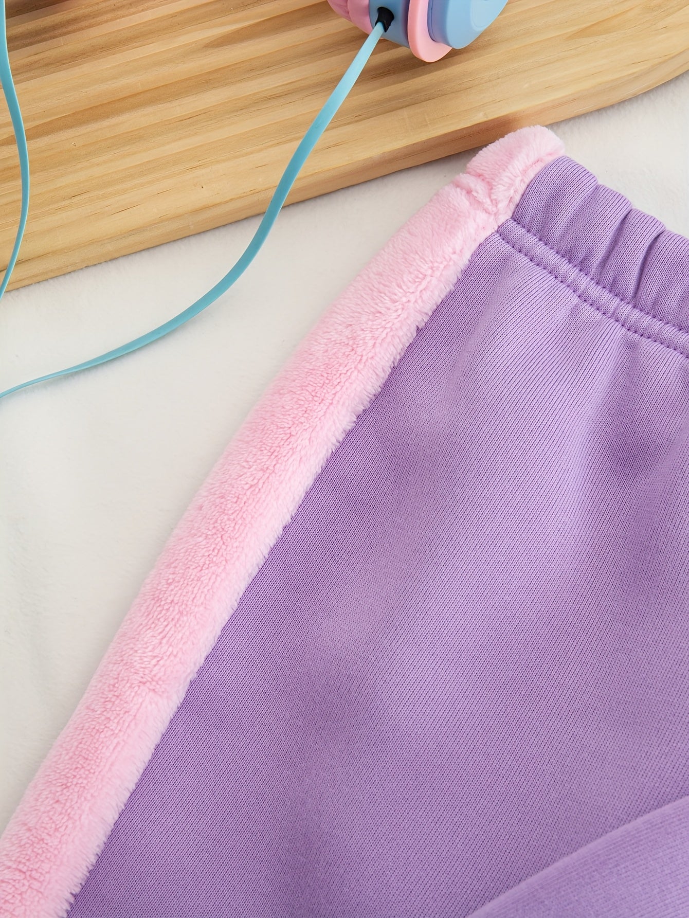 Autumn And Winter Girls' Fashion New Style Simple And Versatile Elegant Heart-Shaped Pattern Splicing Embroidery Bow Decoration Round Neck Long-Sleeved Top + Slim Stretch Leggings Casual Sports Two-Piece Set, Suitable for Out