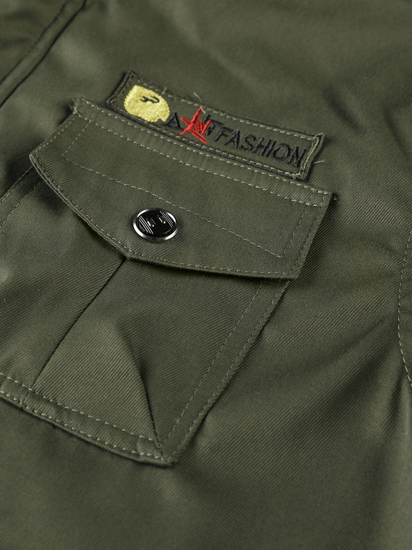 Տղամարդու ծանր ձմեռային բաճկոն՝ ջերմամեկուսացված ցուրտ եղանակի համար՝ ամբողջական կայծակաճարմանդով, գլխարկով, քամուց պաշտպանող վերնազգեստ, բազմաթիվ գրպաններ՝ ձիթապտղի կանաչ։ Տակտիկական դիզայն՝ բացօթյա, ճանապարհորդության, ամենօրյա օգտագործման համար։ Չձգվող։