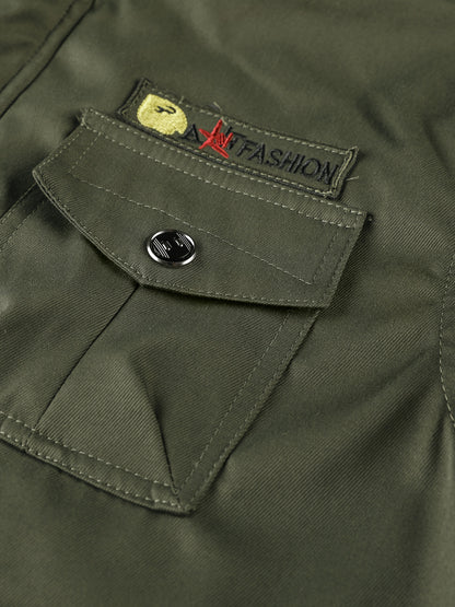 Տղամարդու ծանր ձմեռային բաճկոն՝ ջերմամեկուսացված ցուրտ եղանակի համար՝ ամբողջական կայծակաճարմանդով, գլխարկով, քամուց պաշտպանող վերնազգեստ, բազմաթիվ գրպաններ՝ ձիթապտղի կանաչ։ Տակտիկական դիզայն՝ բացօթյա, ճանապարհորդության, ամենօրյա օգտագործման համար։ Չձգվող։