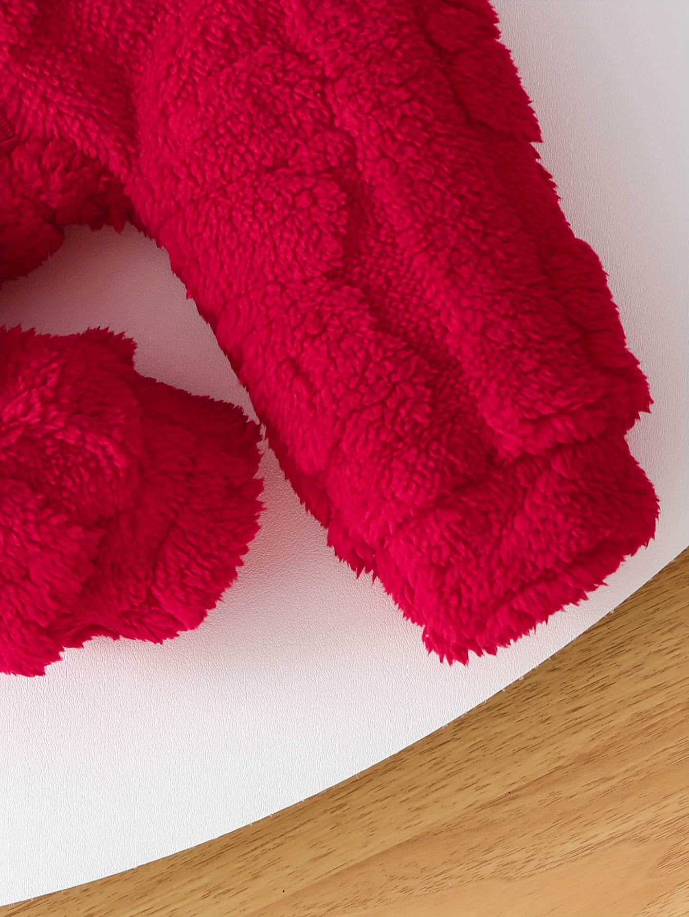 Տղաների և ձմեռային փափուկ գլխարկով կոմբինեզոն - փափուկ, կայծակաճարմանդով, ամբողջ մարմինը՝ ձնառատ, եղջյուրներով, լվացքի մեքենայով լվացվող տաք հագուստ և հարմարավետ կարմիր մանկական հագուստ, իդեալական է բացօթյա օգտագործման համար։