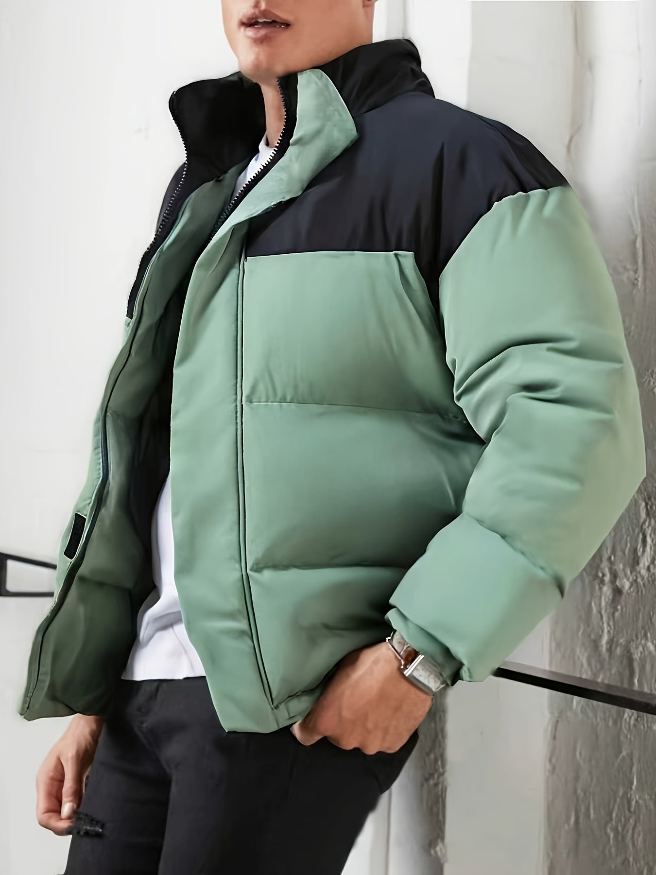 Տղամարդու ձմեռային գունային բլոկներով բաճկոն՝ կանգնած օձիքով - սև և առօրյա տաք վերարկու՝ բացօթյա օգտագործման համար, պոլիեսթերով լցված կայծակաճարմանդ առջևի մասով, սովորական չափսի՝ ցուրտ եղանակի համար, չձգվող գործվածք