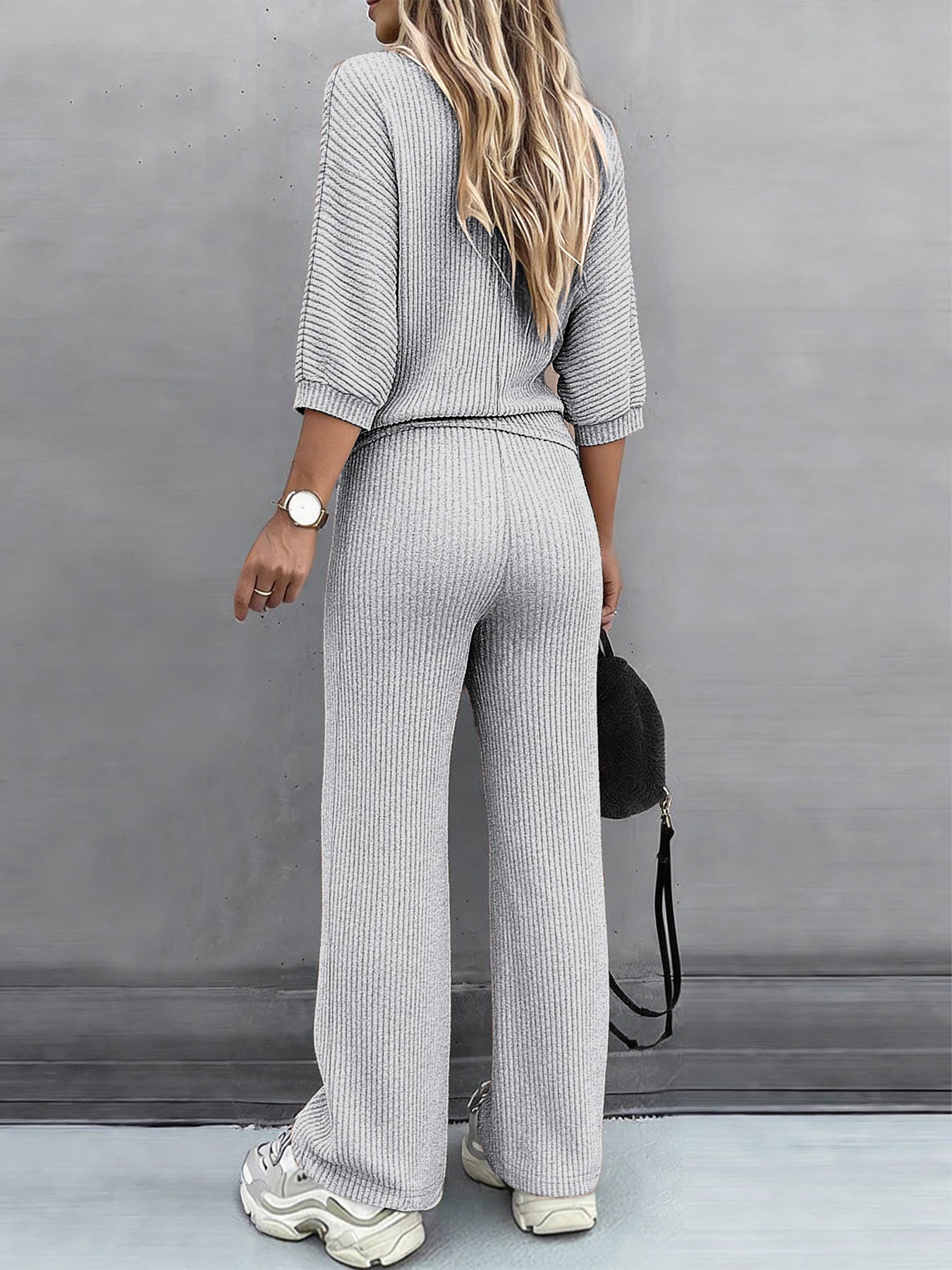 A Two-Piece Set Featuring a Solid Color Batwing Short-Sleeve T-Shirt with a Round Neck And Casual Wide-Leg Stretchy Pants - ayq