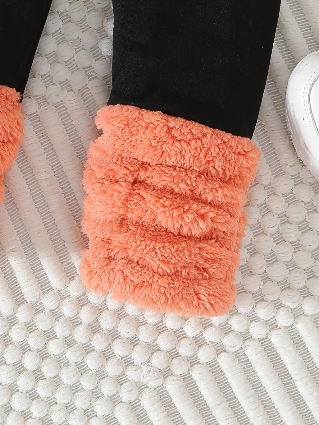 Հարմարավետ բրդյա գլխարկով սվիտերի և տաբատի հավաքածու - տաք ձմեռային հանդերձանք սրտաձև նախշերով, երկար թևքով սվիտեր և համապատասխան տաբատ, իդեալական է բացօթյա խաղերի համար, առօրյա ոճ, սովորական չափս, ձմեռային հագուստ, խաղային դիզայն, փափուկ հյուսվածք