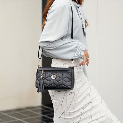 Կանացի կարված, մեծ տարողությամբ, ամենօրյա ուսի պայուսակ՝ ծոպավոր զարդարանքներով, բազմաթիվ կայծակաճարմանդներով և կարգավորվող ուսի գոտիով