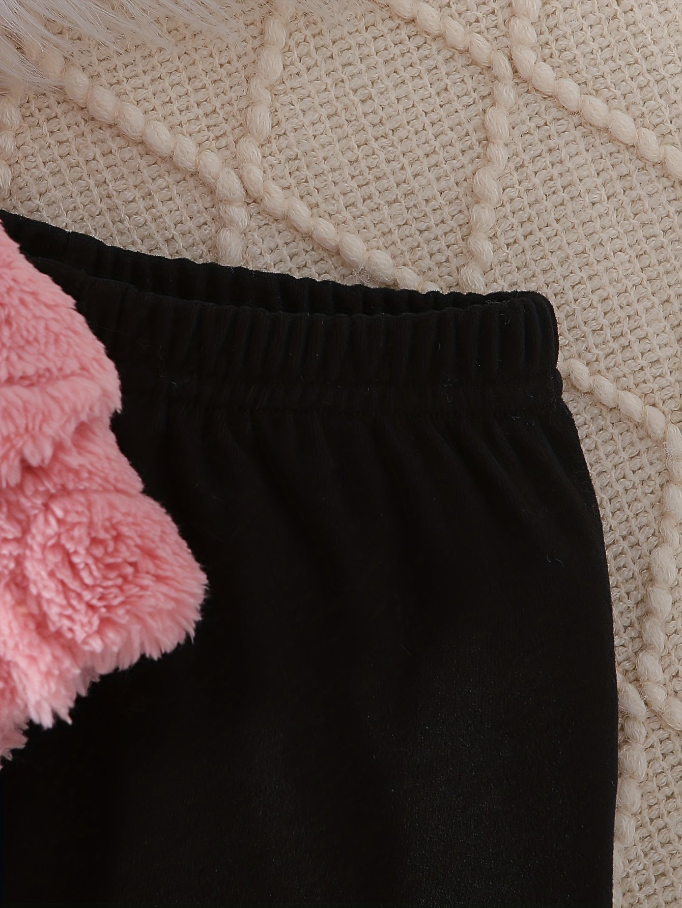 Հարմարավետ բրդյա գլխարկով սվիտերի և տաբատի հավաքածու - տաք ձմեռային հանդերձանք սրտաձև նախշերով, երկար թևքով սվիտեր և համապատասխան տաբատ, իդեալական է բացօթյա խաղերի համար, առօրյա ոճ, սովորական չափս, ձմեռային հագուստ, խաղային դիզայն, փափուկ հյուսվածք