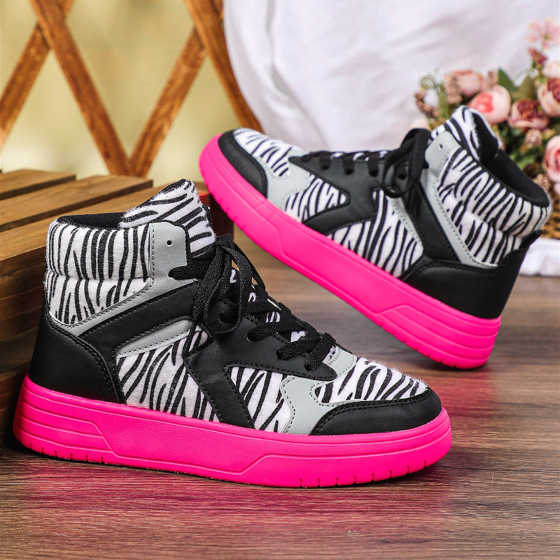 Կանացի ձմեռային զեբրա նախշով արշավային կոշիկներ - միջին բարձրության, կլոր քթով, PU ծածկույթանման հյուսվածքով, փափուկ, հարմարավետ, կապերով, կոճի աջակցությամբ, վարդագույն ներբանով և ոտնաթաթի կամարի աջակցությամբ: