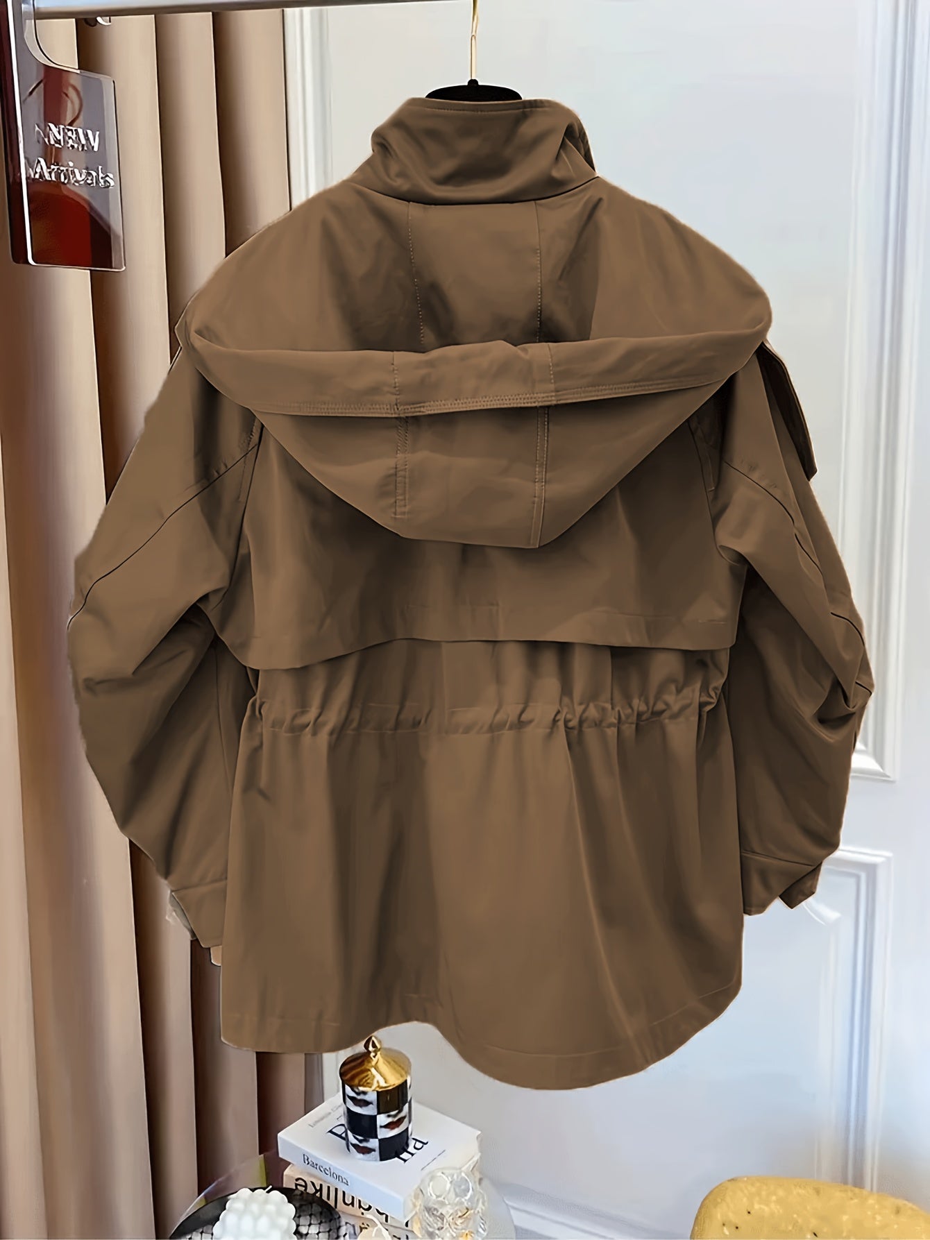 Կանացի միագույն պոլիեսթերային վերարկու՝ լարով գոտկատեղի, օձիքի և կրծքավանդակի գրպաններով - Գարնանային և աշնանային նորաձևություն, հարմարավետ, չձգվող գործվածք, ամենօրյա վերնազգեստ | Դասական երկար թևքեր | Չձգվող նյութ