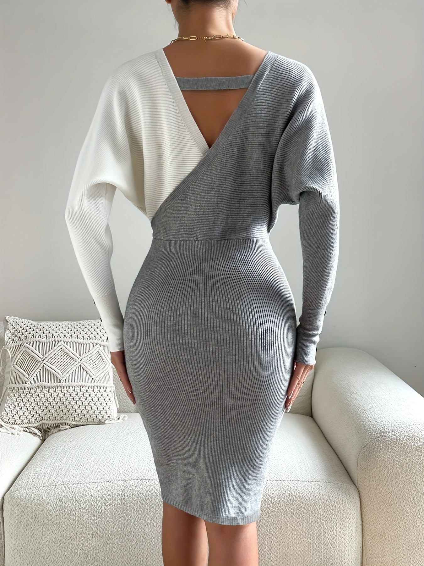 Կանացի գունավոր բլոկներով ասիմետրիկ, էլեգանտ, V-աձև դեկոլտեով, գոտկատեղի շղթայով զարդարված, կոնքերը ընդգծող սեքսուալ գործվածքից միդի զգեստ