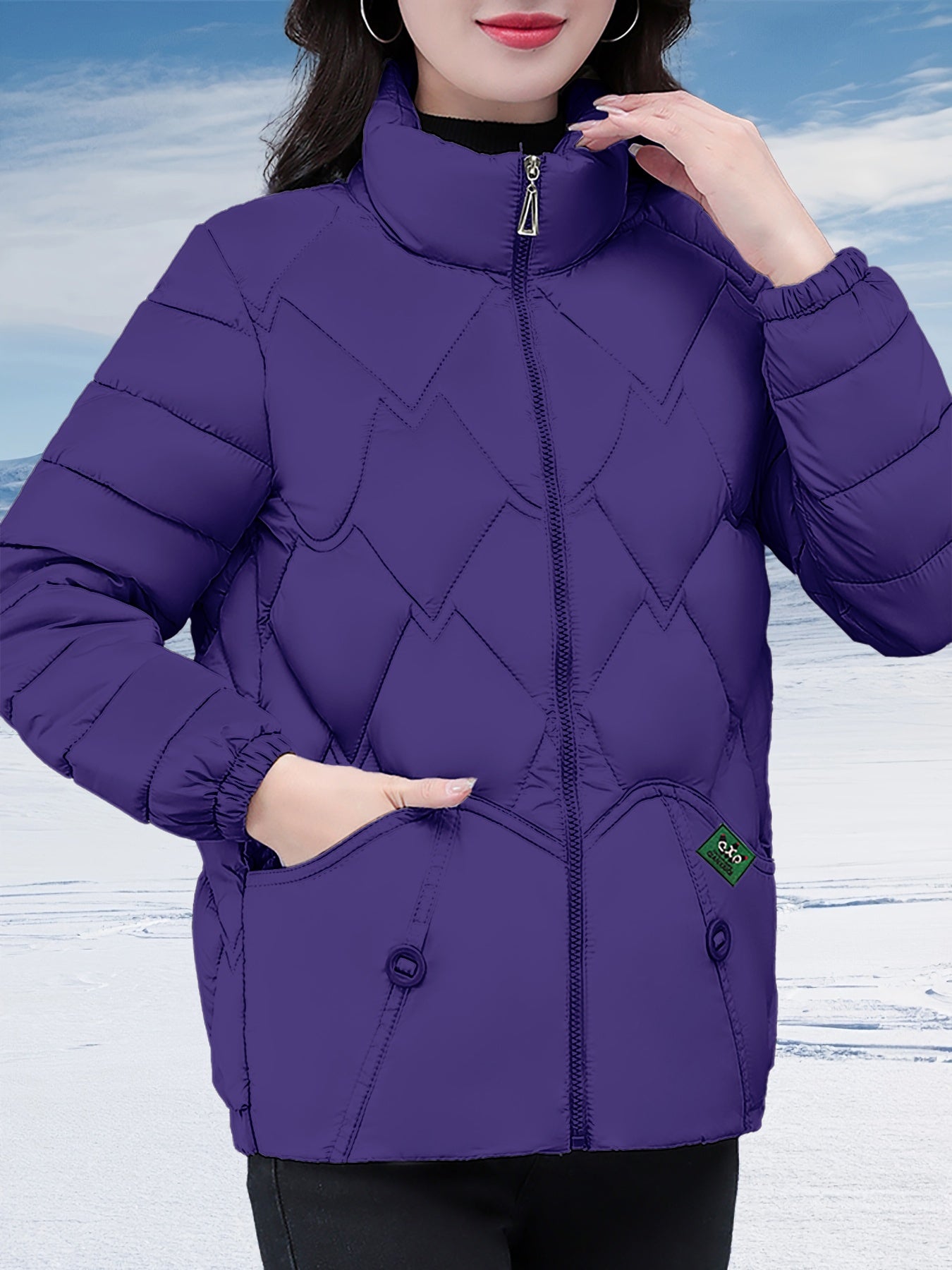 Կանացի ոճային ձմեռային վերարկու՝ սև, եղևնու ոսկեզօծ նախշով, լայնացած եզրով և H-աձև ուրվագիծով, երկար թևքերով, չձգվող գործվածքով, միայն ձեռքով լվացվող, ճապոնա-կորեական ոճով՝ առօրյա և պաշտոնական առիթների համար։